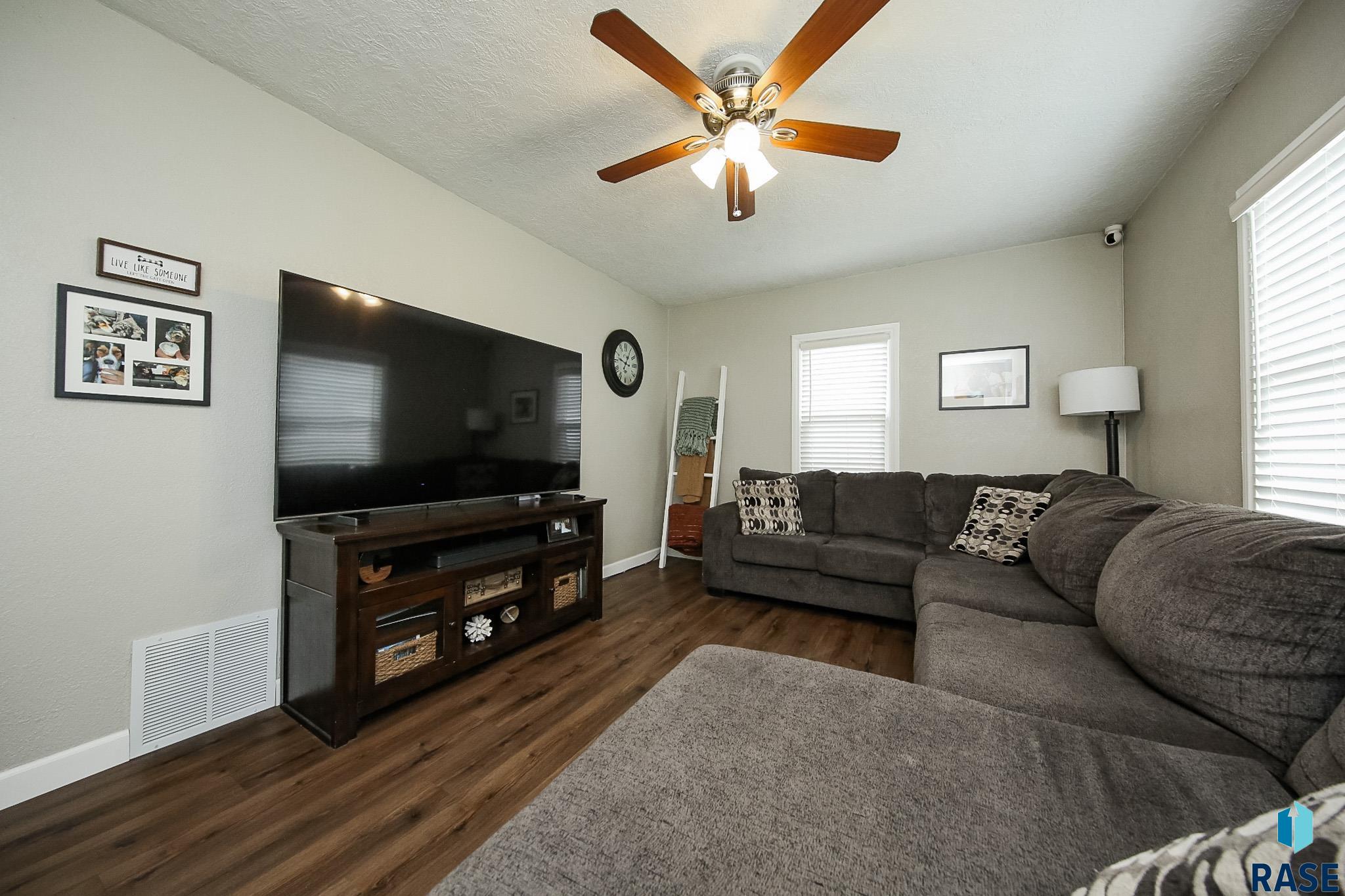 706 W 1st St Street, Sioux Falls, South Dakota image 2
