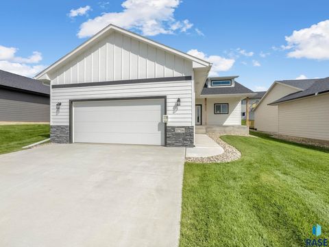 Photo of 1716 N Concord Dr, Sioux Falls, SD 57110 (MLS # 22502188)