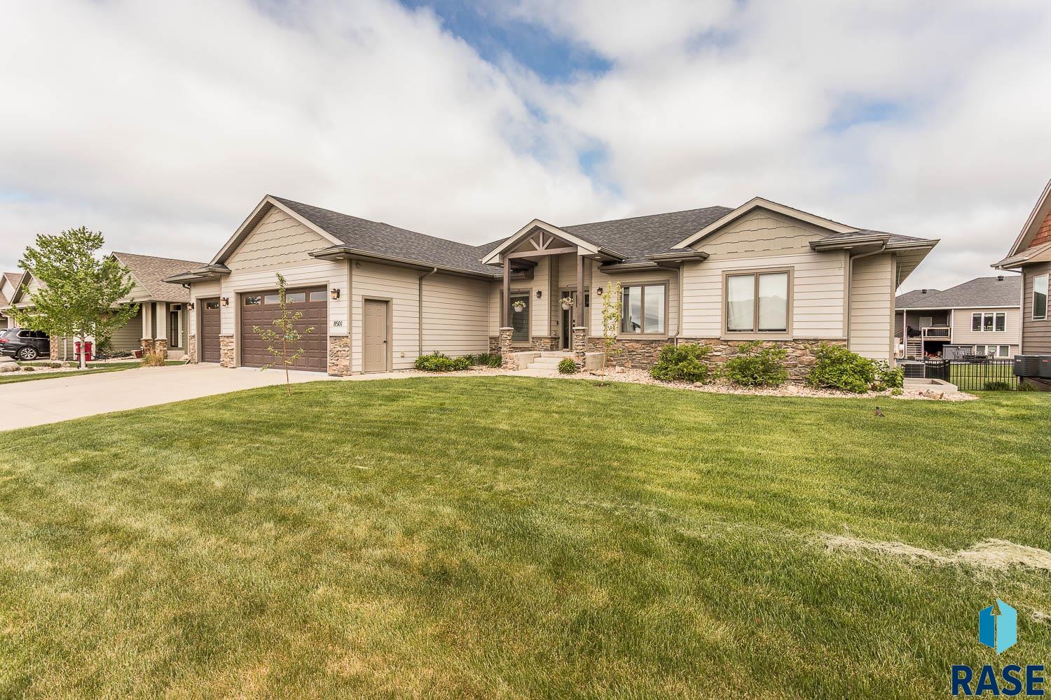 8501 S Quiet Oak Cir Circle, Sioux Falls, South Dakota image 1