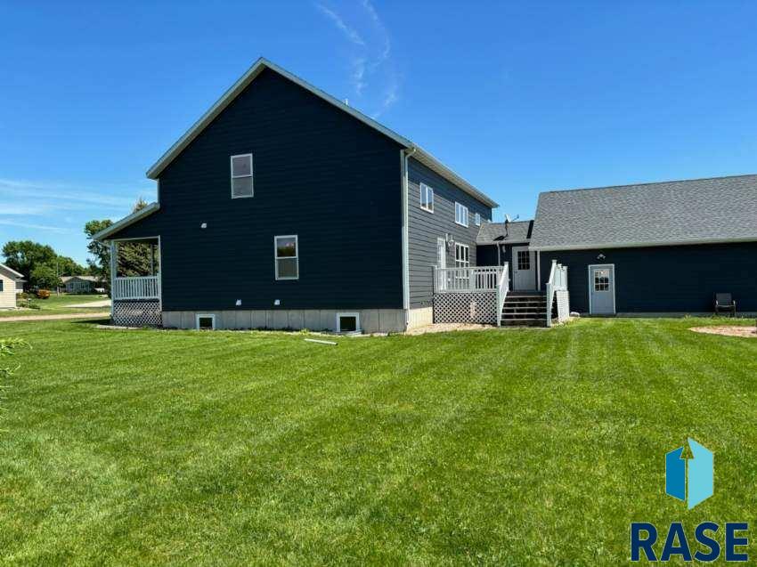 302 E 7th St Street, Hills, Minnesota image 2