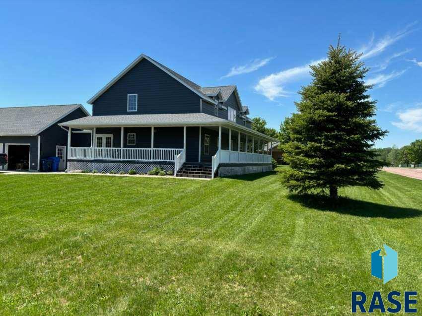 302 E 7th St Street, Hills, Minnesota image 3