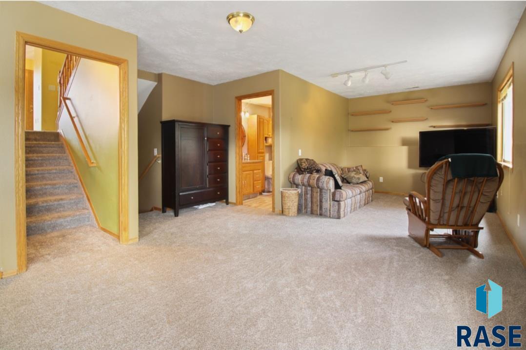 Sioux Falls, South Dakota 57110, United States, 3 Bedrooms Bedrooms, ,2 BathroomsBathrooms,Residential,Active,37964