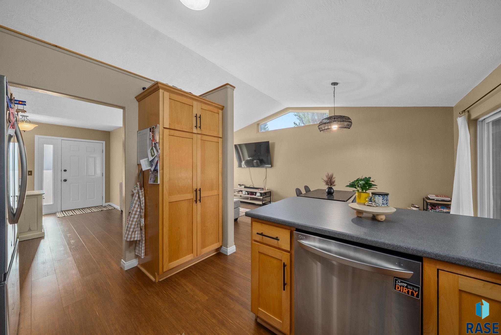 Sioux Falls, South Dakota 57107, United States, 3 Bedrooms Bedrooms, ,3 BathroomsBathrooms,Residential,Active,186523