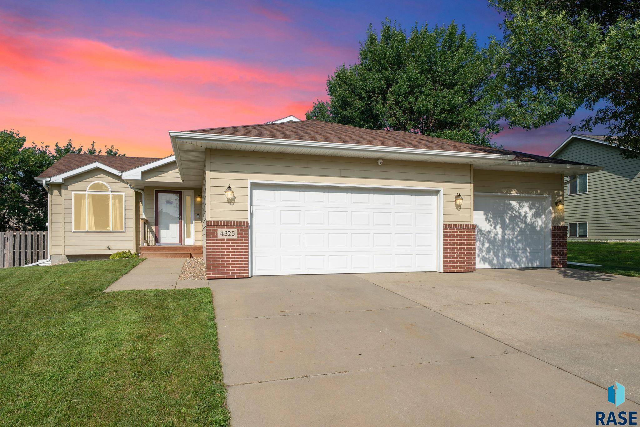 Sioux Falls, South Dakota 57107, United States, 3 Bedrooms Bedrooms, ,3 BathroomsBathrooms,Residential,Active,186523