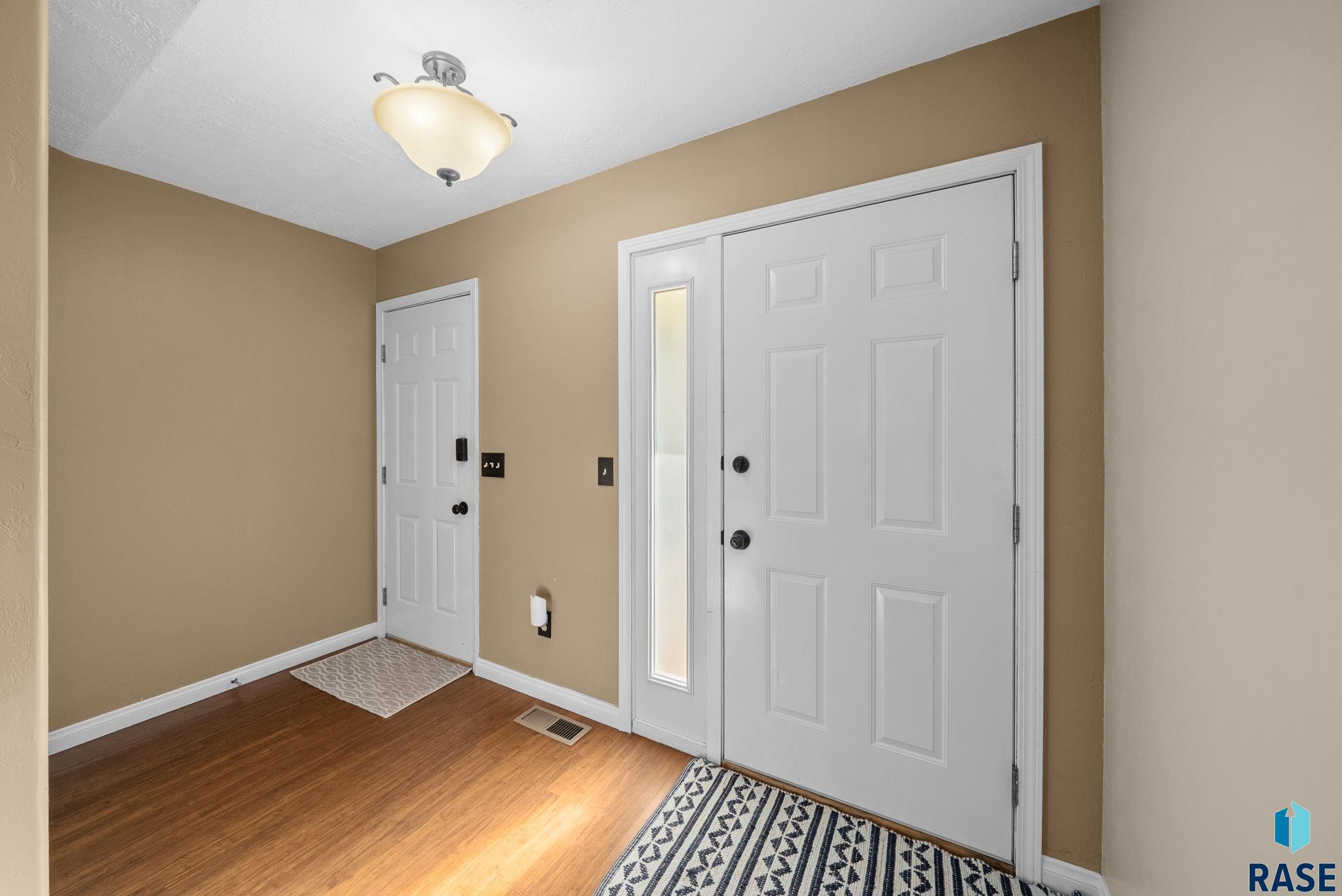 Sioux Falls, South Dakota 57107, United States, 3 Bedrooms Bedrooms, ,3 BathroomsBathrooms,Residential,Active,186523