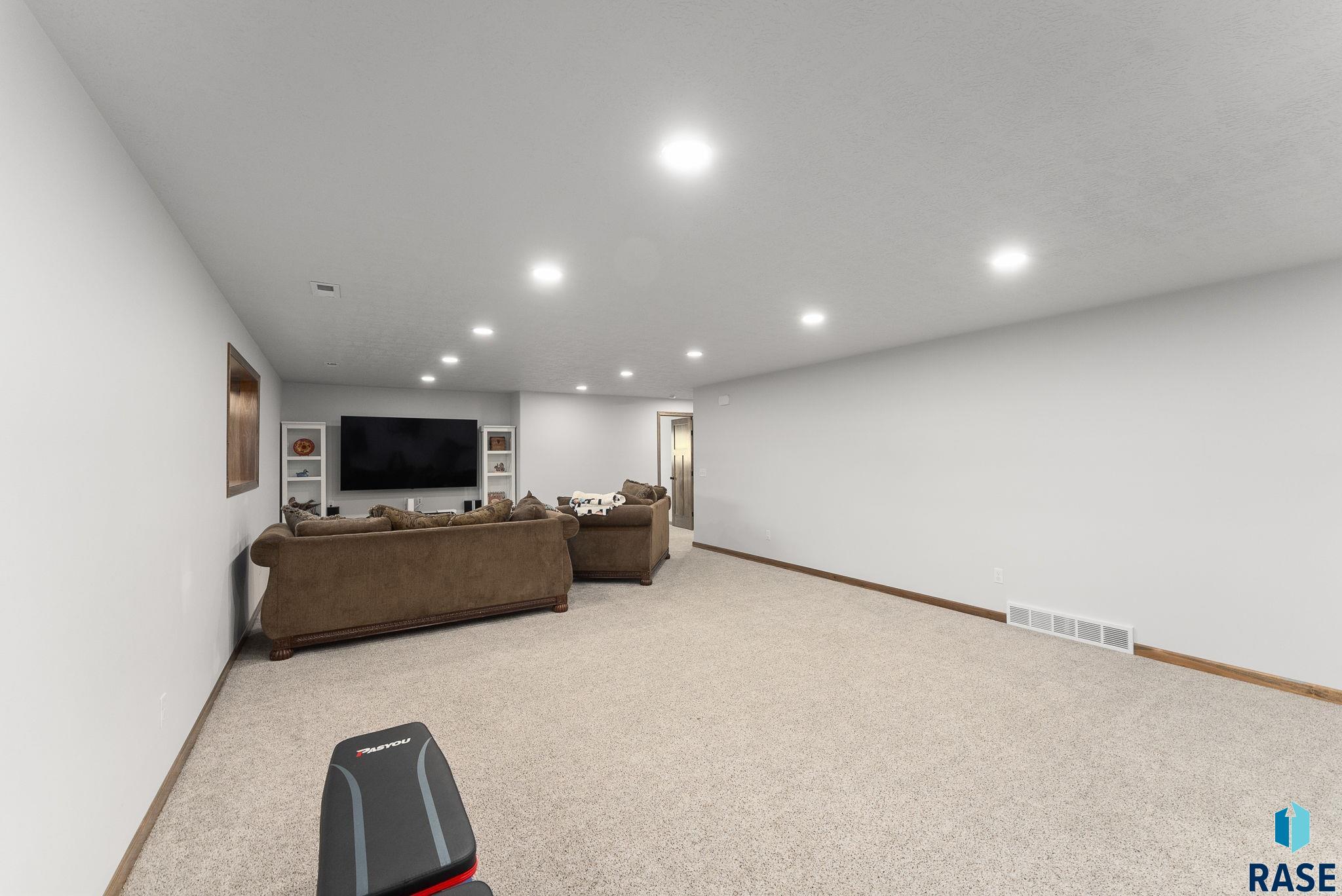 Sioux Falls, South Dakota 57108, United States, 5 Bedrooms Bedrooms, ,3 BathroomsBathrooms,Residential,Active,169311