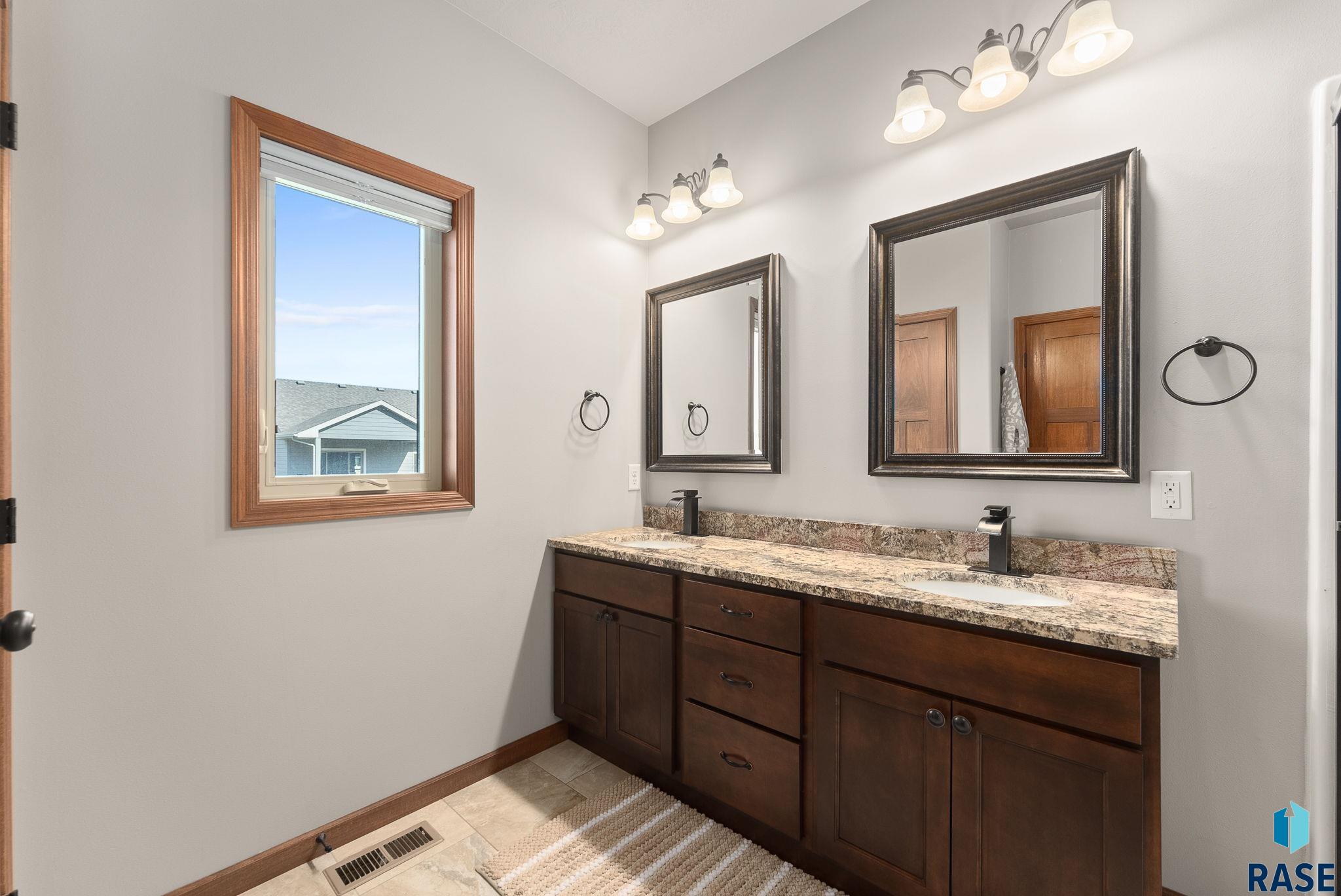 Sioux Falls, South Dakota 57108, United States, 5 Bedrooms Bedrooms, ,3 BathroomsBathrooms,Residential,Active,169311