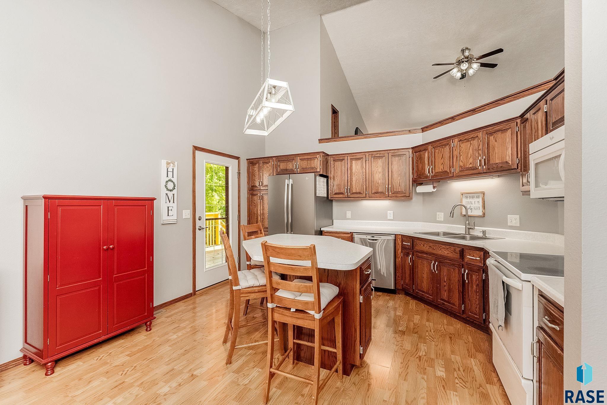 Brandon, South Dakota 57005, United States, 4 Bedrooms Bedrooms, ,3 BathroomsBathrooms,Residential,Active,181214