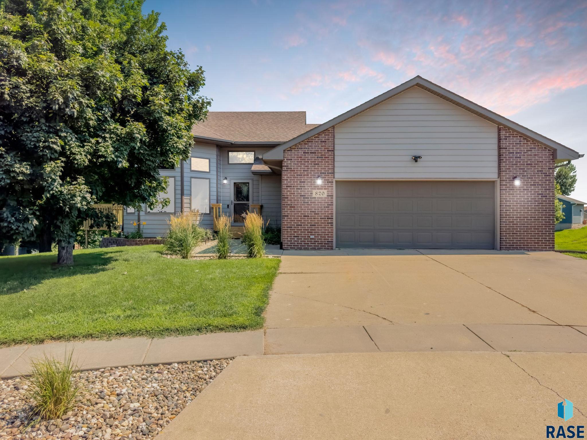 Brandon, South Dakota 57005, United States, 4 Bedrooms Bedrooms, ,3 BathroomsBathrooms,Residential,Active,181214