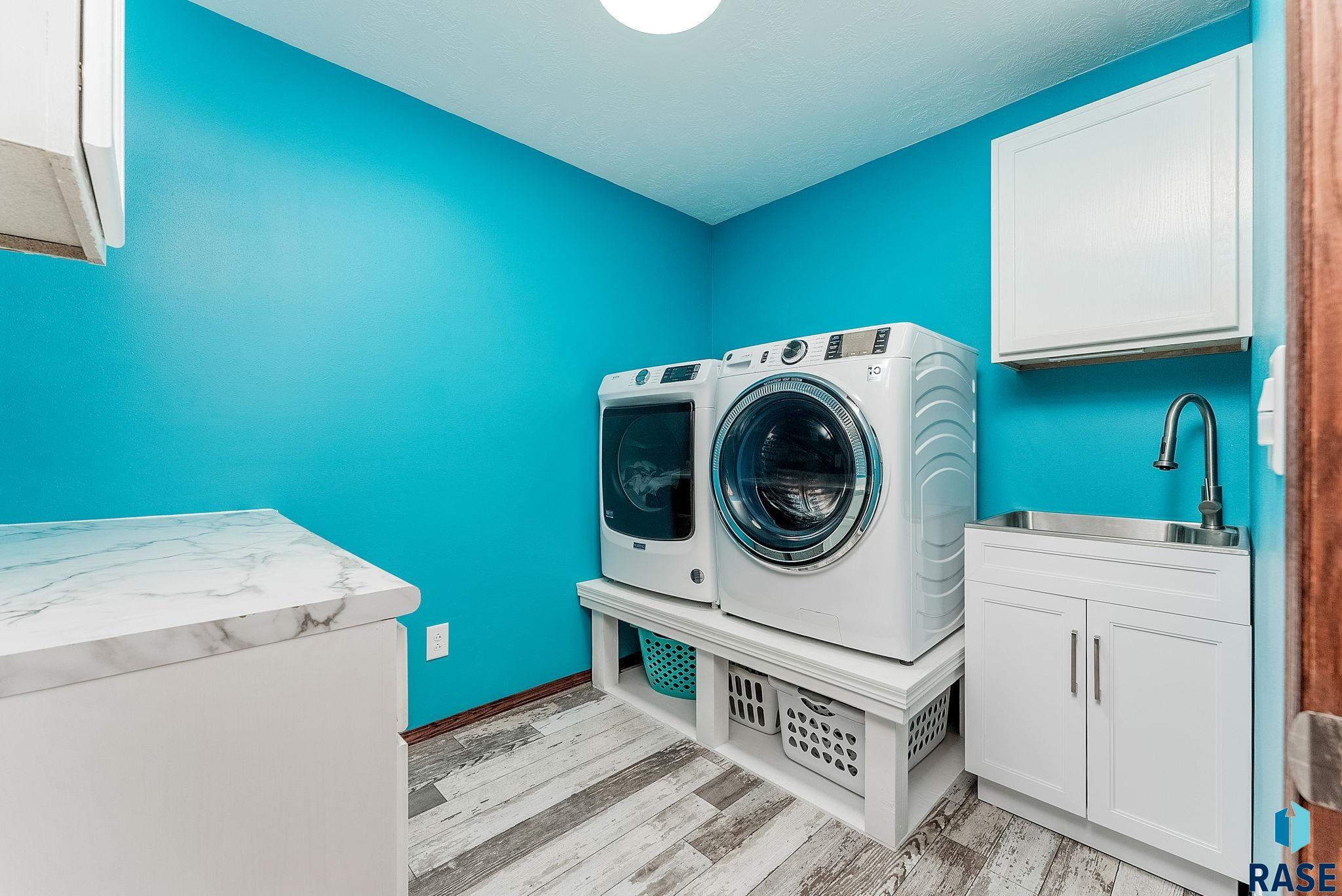 Brandon, South Dakota 57005, United States, 4 Bedrooms Bedrooms, ,3 BathroomsBathrooms,Residential,Active,181214