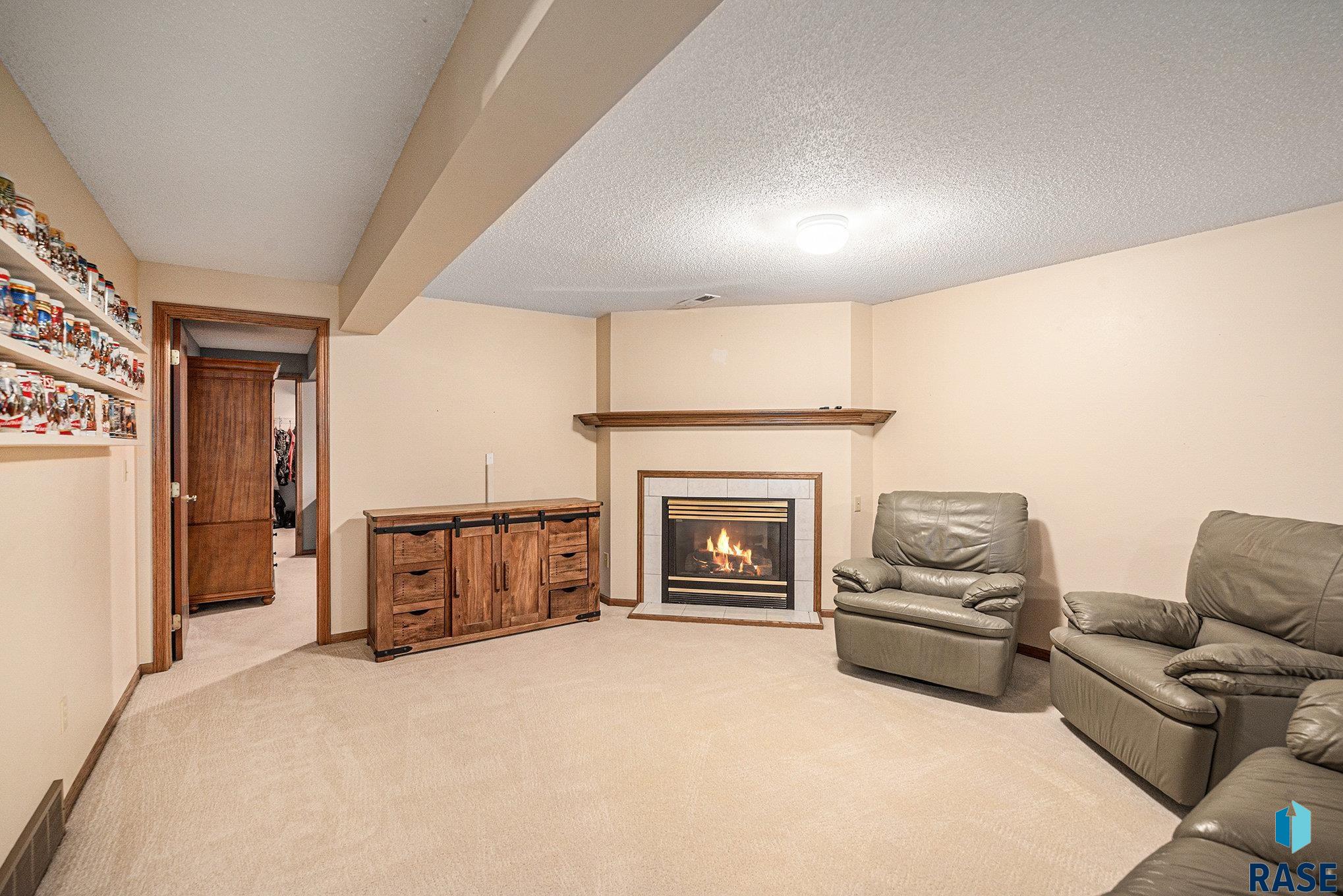 Sioux Falls, South Dakota 57106, United States, 4 Bedrooms Bedrooms, ,3 BathroomsBathrooms,Residential,Active,217905