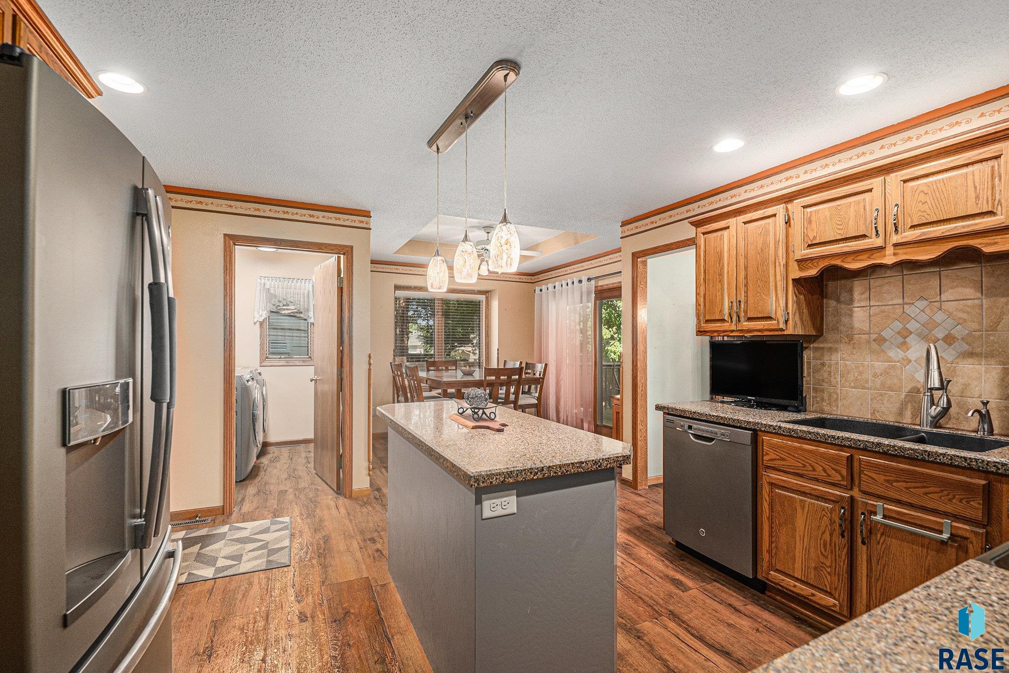 Sioux Falls, South Dakota 57106, United States, 4 Bedrooms Bedrooms, ,3 BathroomsBathrooms,Residential,Active,217905