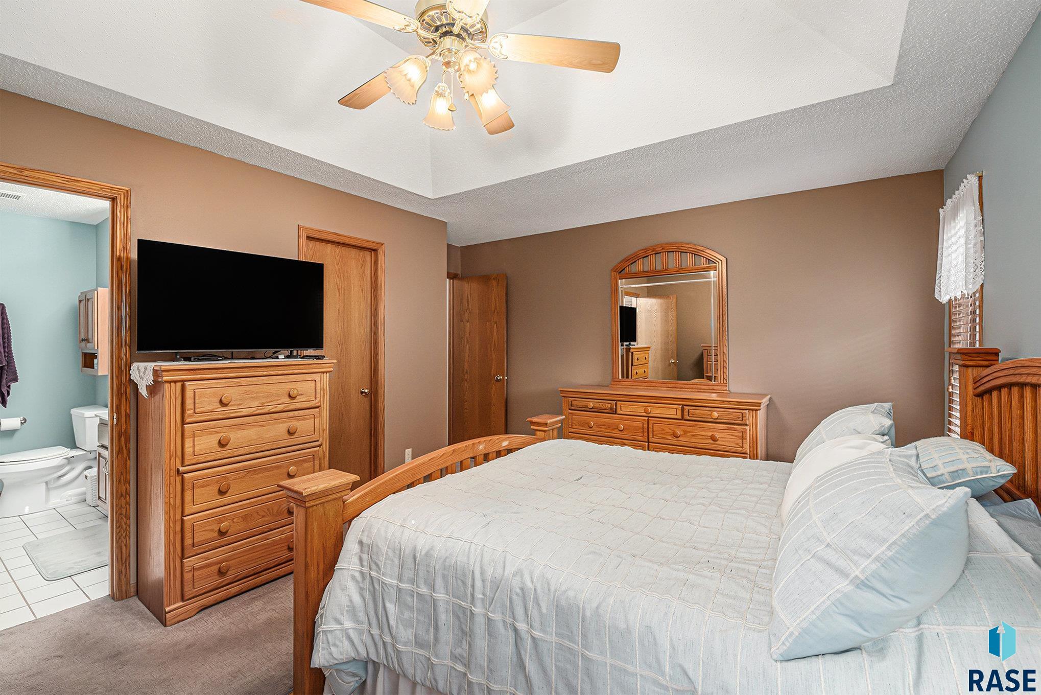 Sioux Falls, South Dakota 57106, United States, 4 Bedrooms Bedrooms, ,3 BathroomsBathrooms,Residential,Active,217905