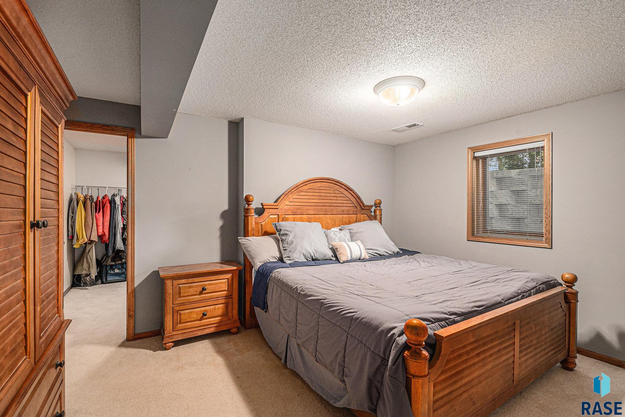 Sioux Falls, South Dakota 57106, United States, 4 Bedrooms Bedrooms, ,3 BathroomsBathrooms,Residential,Active,217905