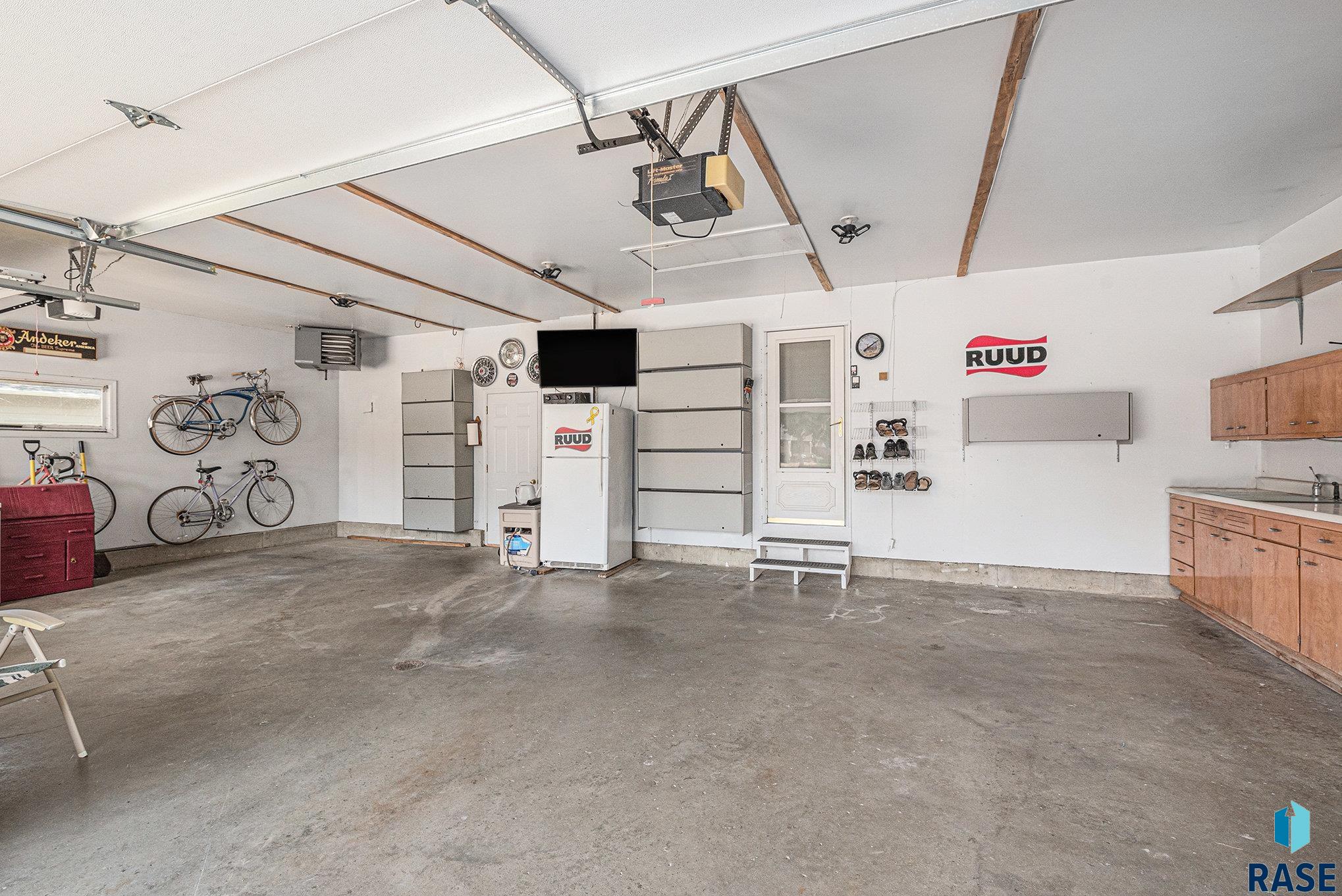 Sioux Falls, South Dakota 57106, United States, 4 Bedrooms Bedrooms, ,3 BathroomsBathrooms,Residential,Active,217905