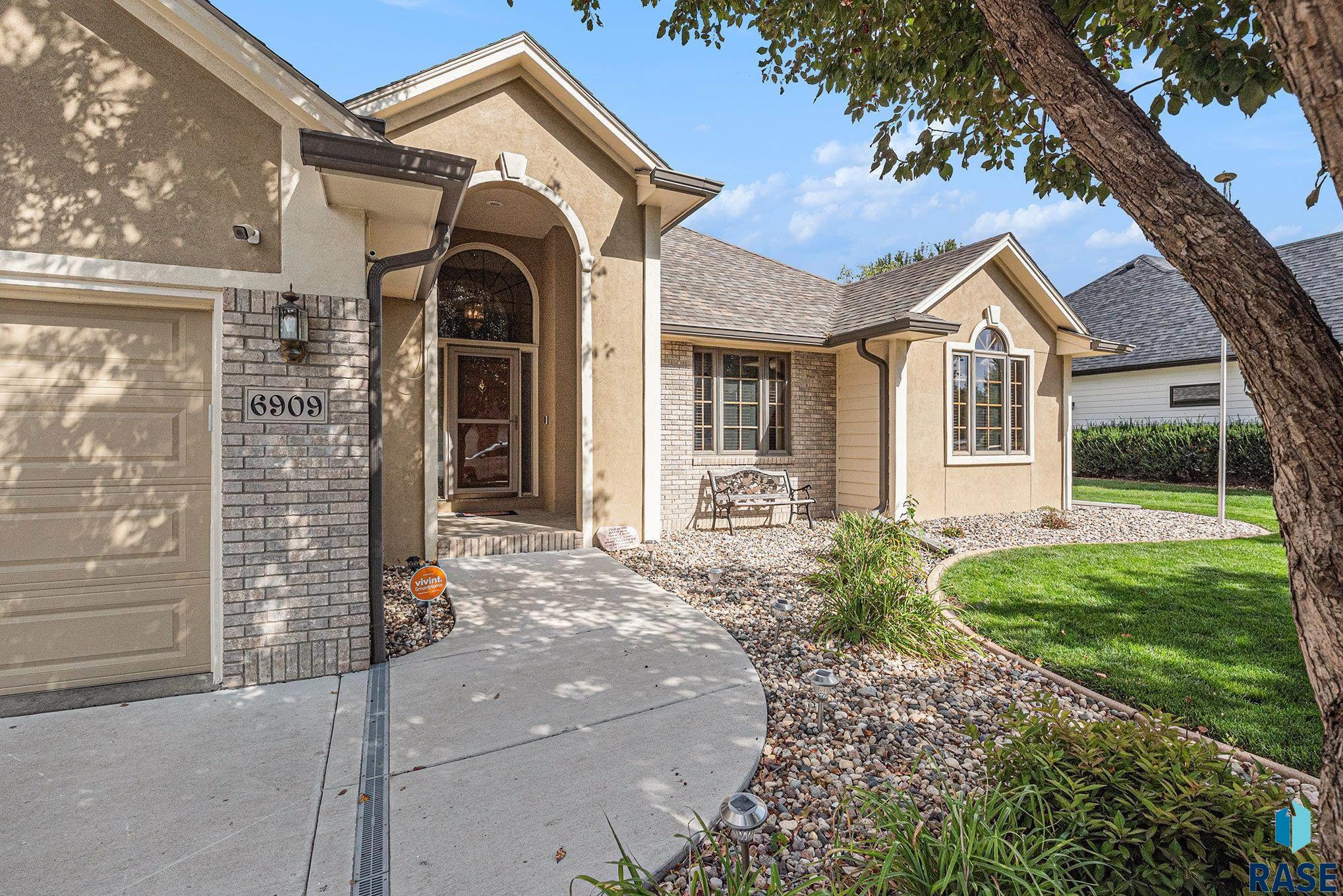 Sioux Falls, South Dakota 57106, United States, 4 Bedrooms Bedrooms, ,3 BathroomsBathrooms,Residential,Active,217905