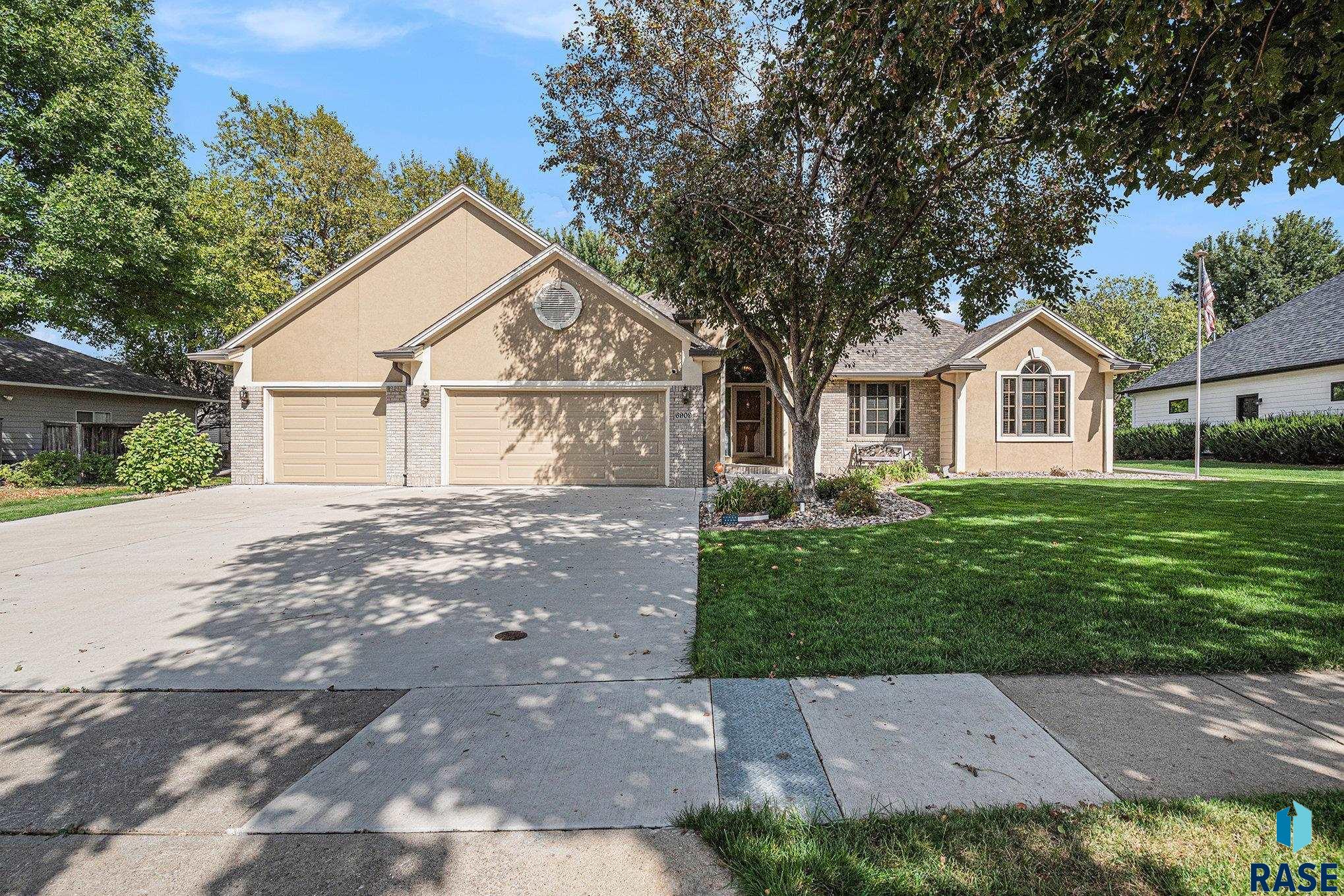 Sioux Falls, South Dakota 57106, United States, 4 Bedrooms Bedrooms, ,3 BathroomsBathrooms,Residential,Active,217905