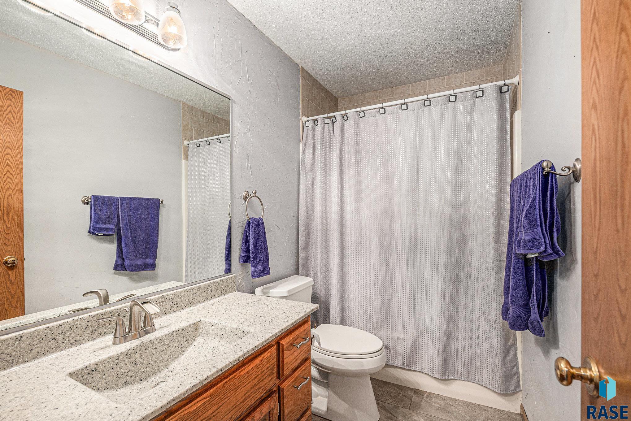 Sioux Falls, South Dakota 57106, United States, 4 Bedrooms Bedrooms, ,3 BathroomsBathrooms,Residential,Active,217905