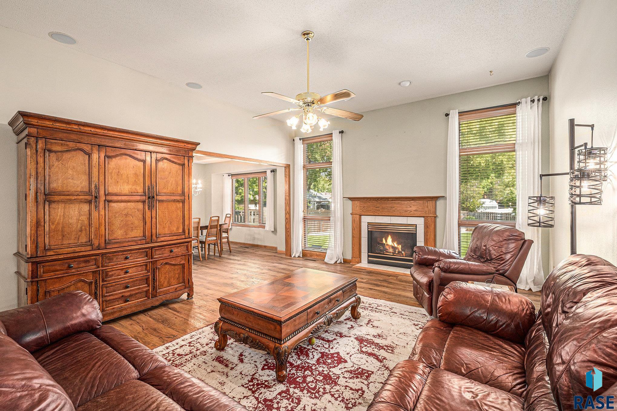 Sioux Falls, South Dakota 57106, United States, 4 Bedrooms Bedrooms, ,3 BathroomsBathrooms,Residential,Active,217905