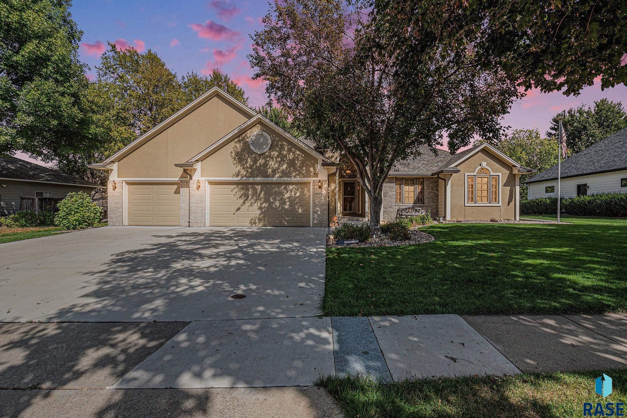 Sioux Falls, South Dakota 57106, United States, 4 Bedrooms Bedrooms, ,3 BathroomsBathrooms,Residential,Active,217905