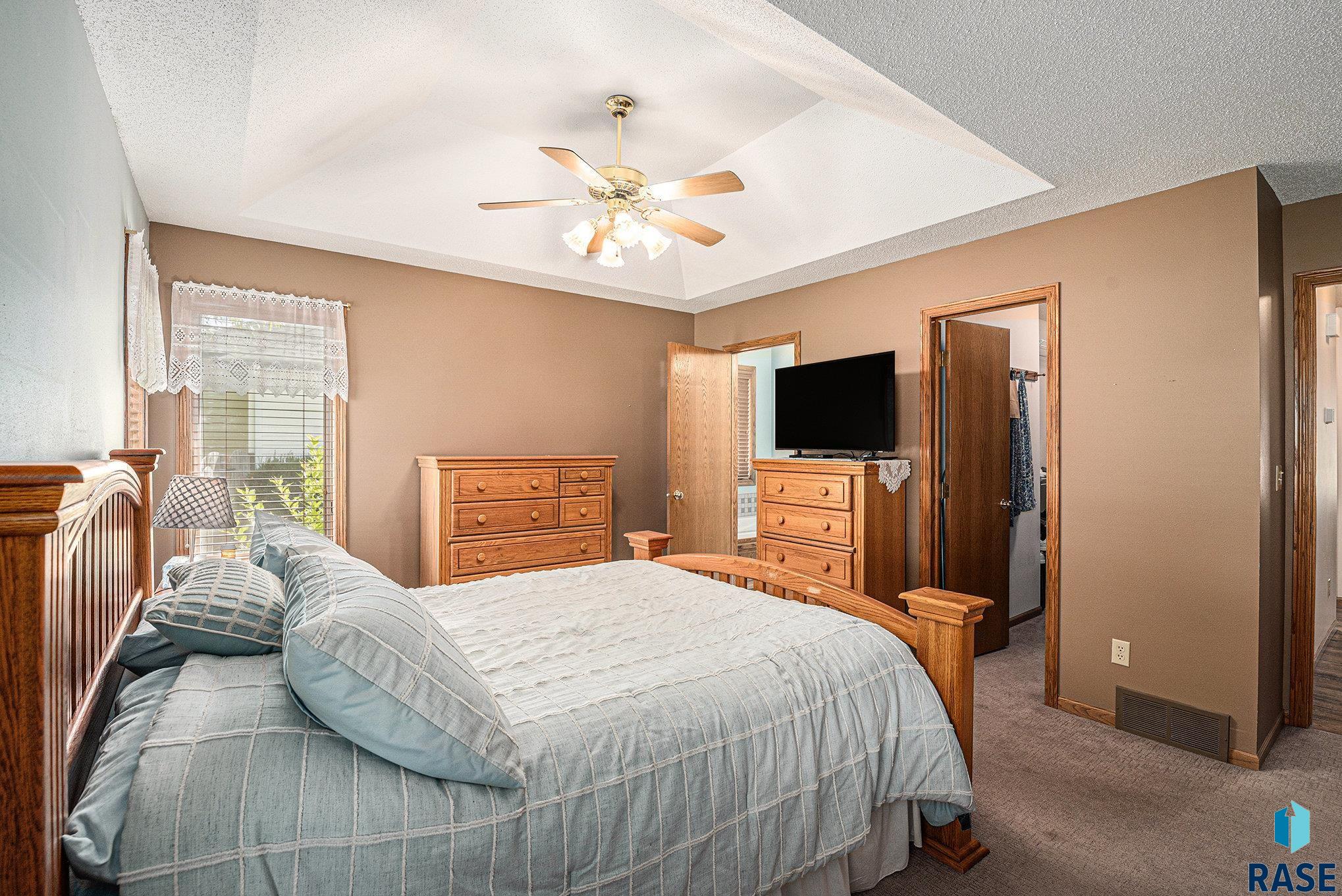 Sioux Falls, South Dakota 57106, United States, 4 Bedrooms Bedrooms, ,3 BathroomsBathrooms,Residential,Active,217905