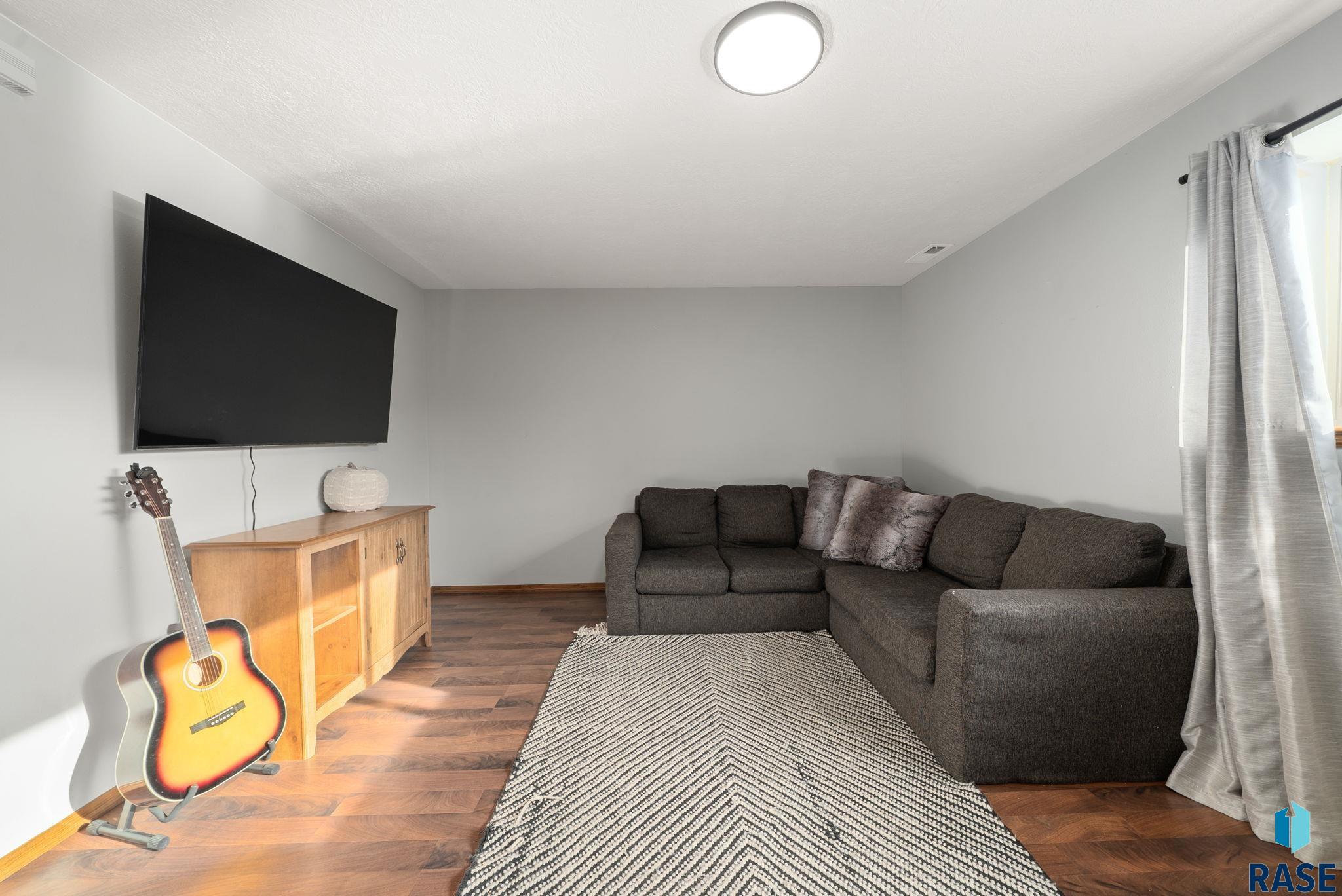 Sioux Falls, South Dakota 57106, United States, 3 Bedrooms Bedrooms, ,2 BathroomsBathrooms,Residential,Pending,213695