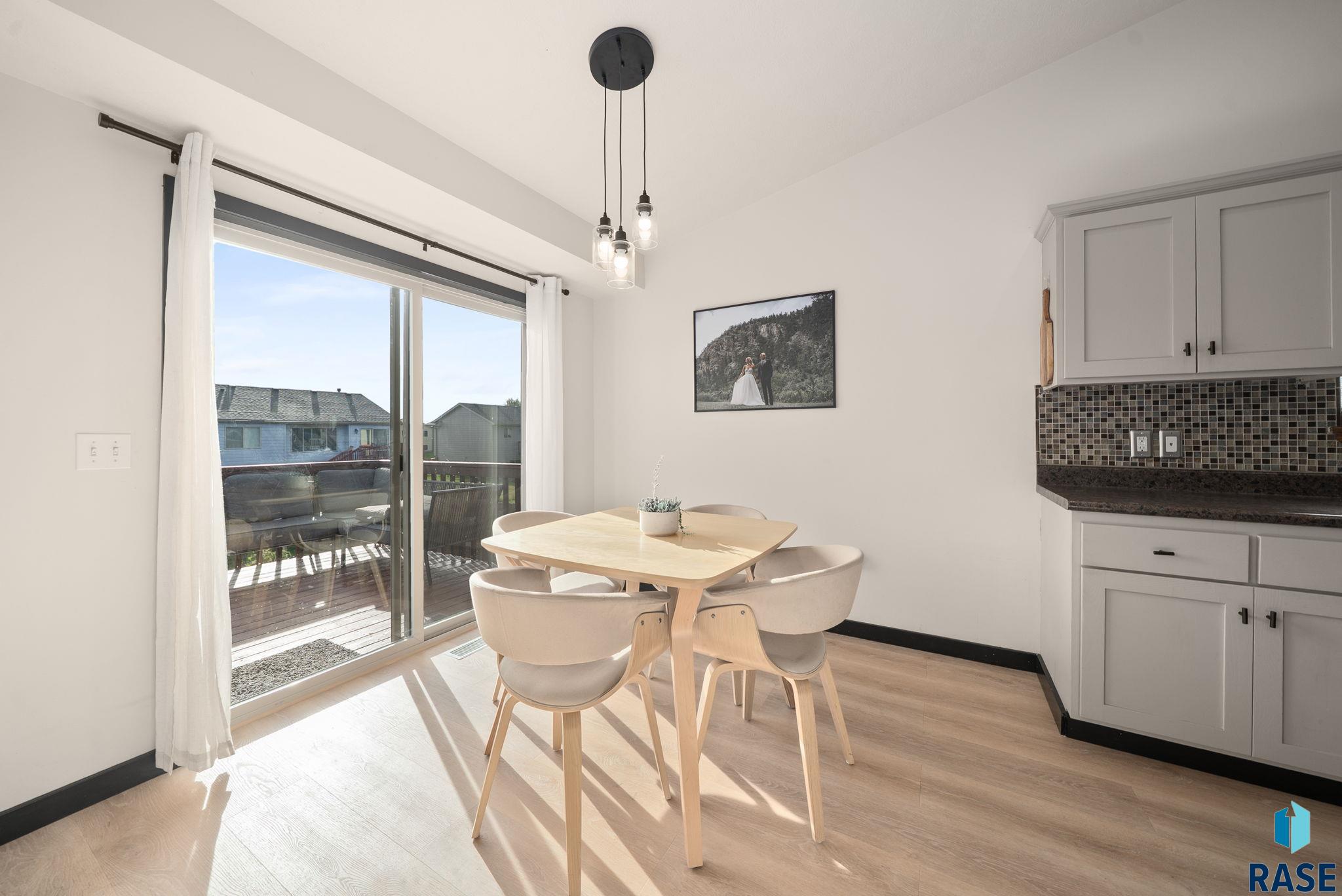 Sioux Falls, South Dakota 57106, United States, 3 Bedrooms Bedrooms, ,2 BathroomsBathrooms,Residential,Pending,213695