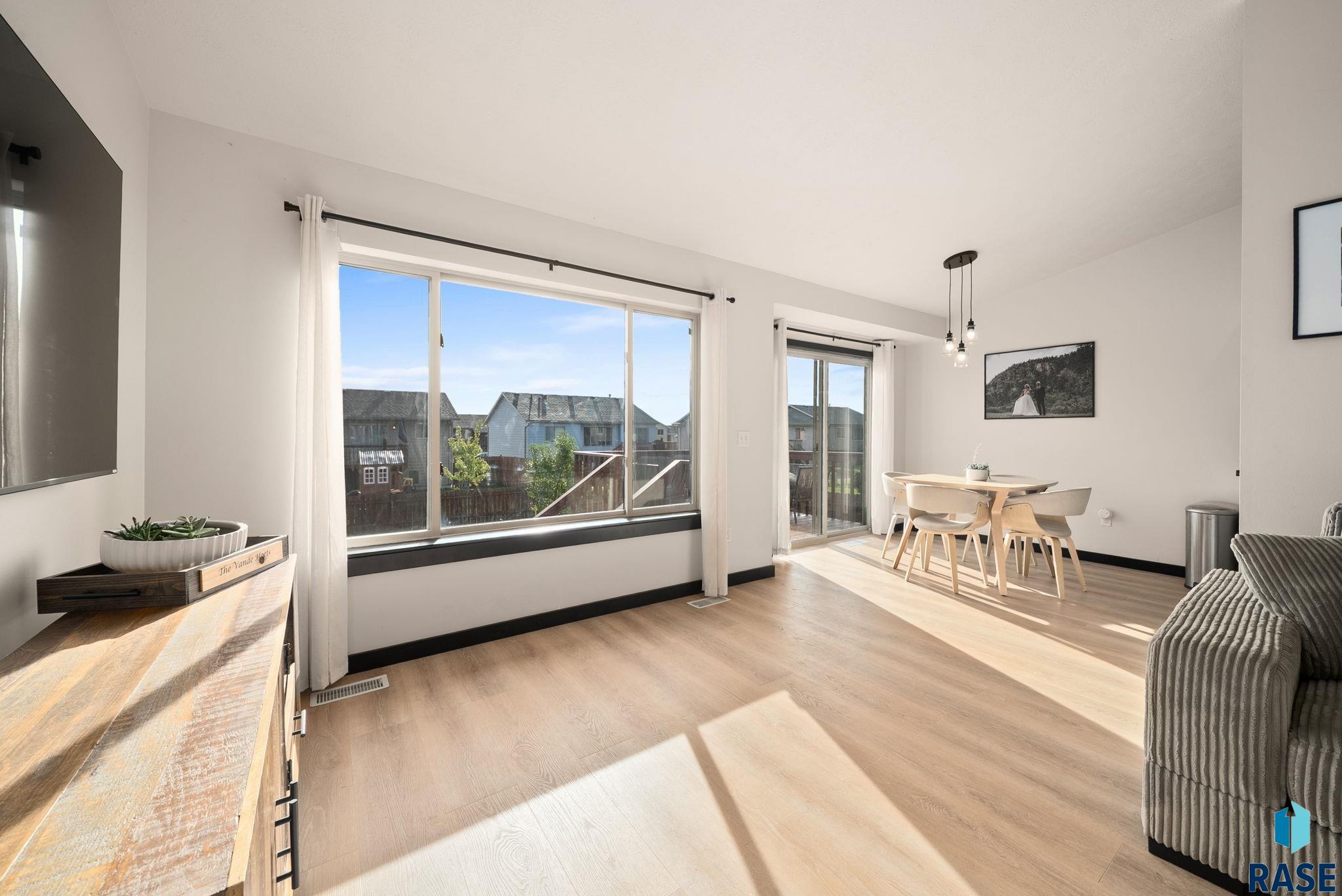 Sioux Falls, South Dakota 57106, United States, 3 Bedrooms Bedrooms, ,2 BathroomsBathrooms,Residential,Pending,213695