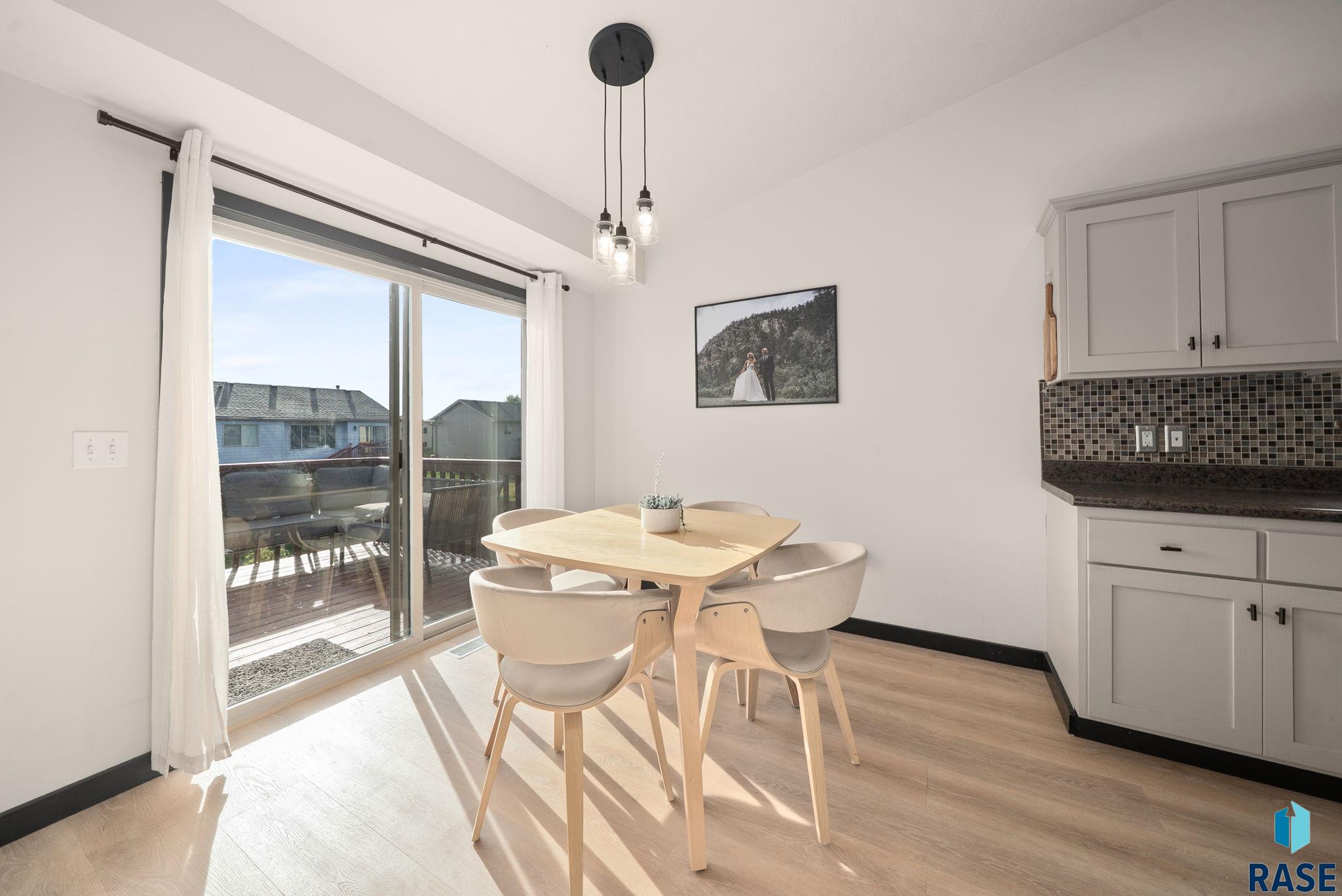 Sioux Falls, South Dakota 57106, United States, 3 Bedrooms Bedrooms, ,2 BathroomsBathrooms,Residential,Pending,213695