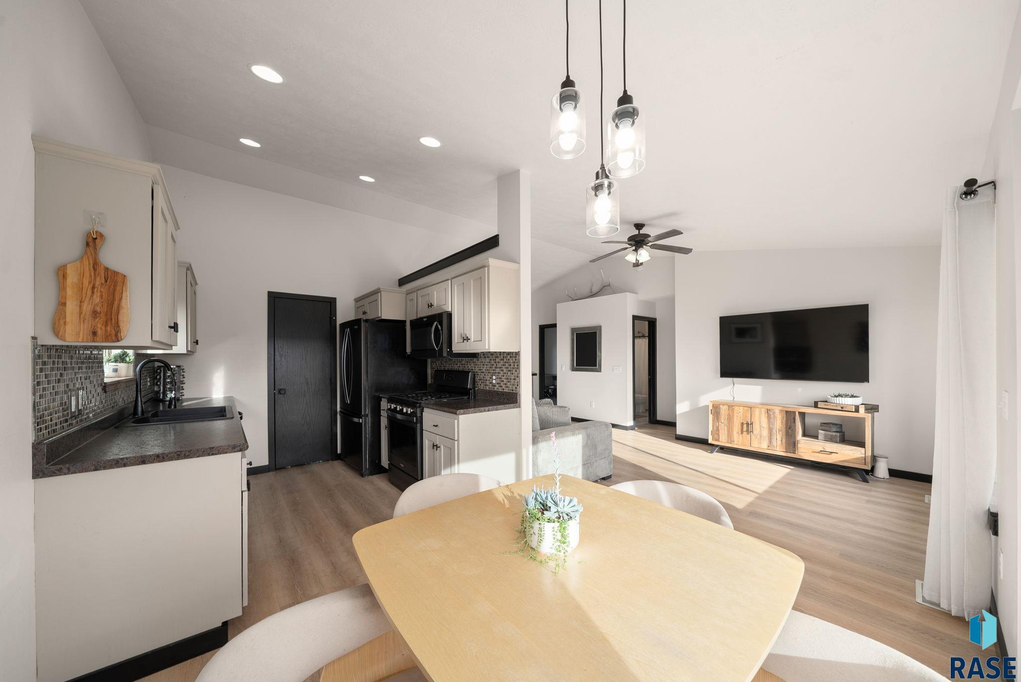 Sioux Falls, South Dakota 57106, United States, 3 Bedrooms Bedrooms, ,2 BathroomsBathrooms,Residential,Pending,213695