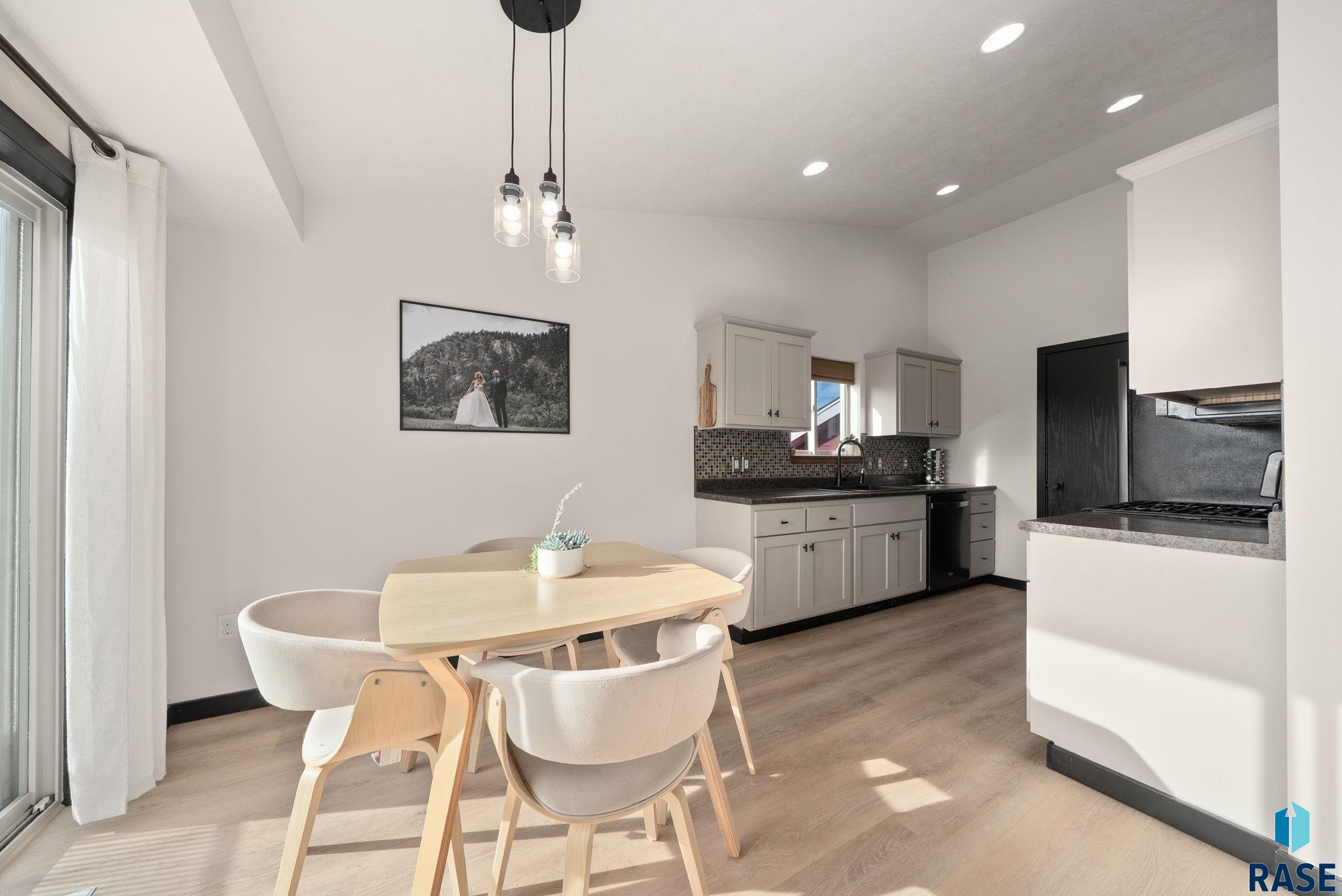 Sioux Falls, South Dakota 57106, United States, 3 Bedrooms Bedrooms, ,2 BathroomsBathrooms,Residential,Pending,213695