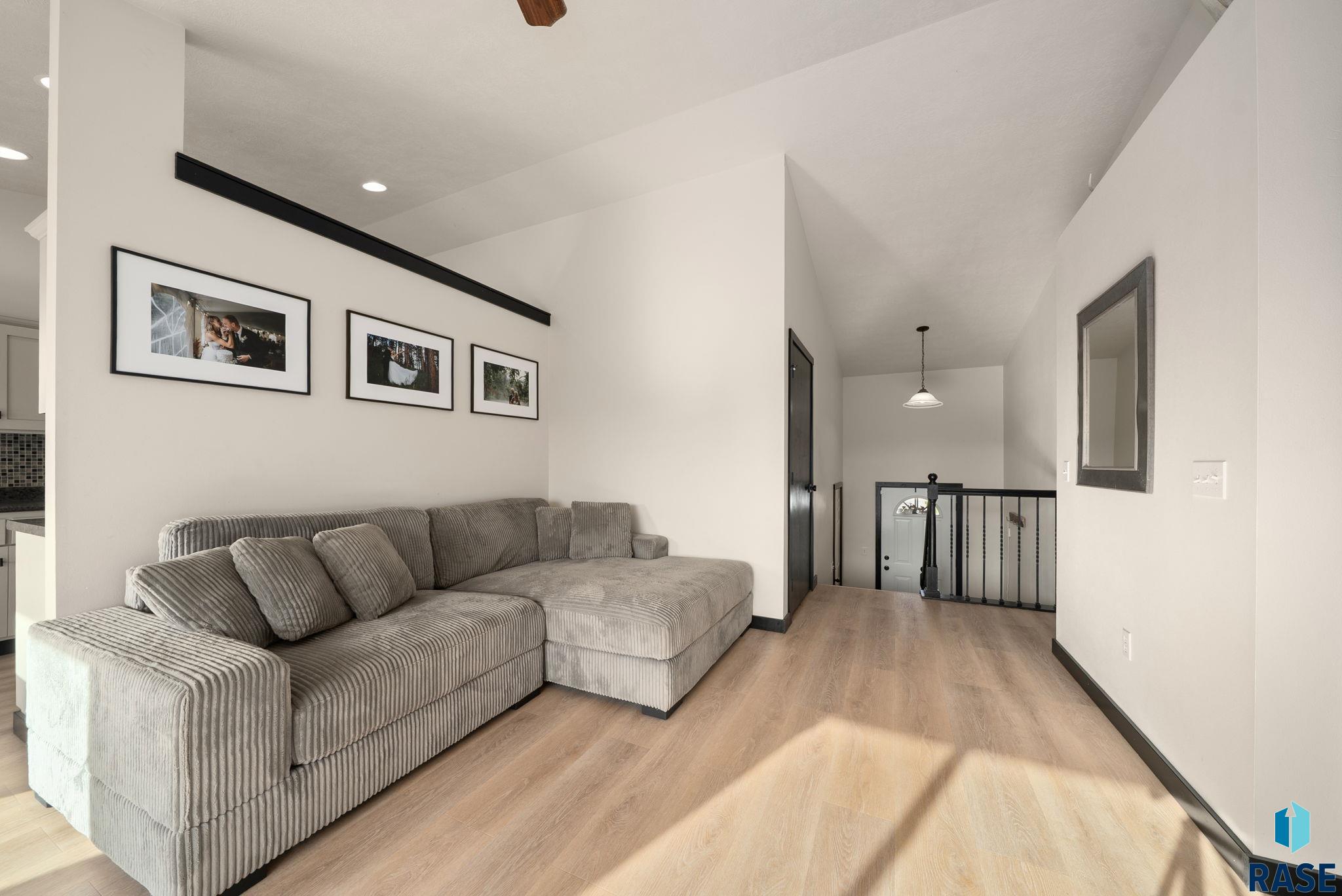 Sioux Falls, South Dakota 57106, United States, 3 Bedrooms Bedrooms, ,2 BathroomsBathrooms,Residential,Pending,213695