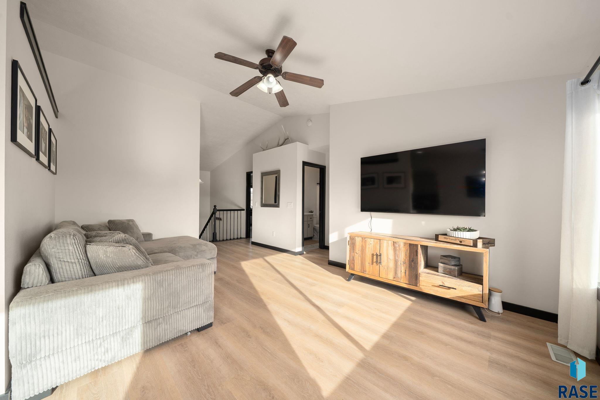 Sioux Falls, South Dakota 57106, United States, 3 Bedrooms Bedrooms, ,2 BathroomsBathrooms,Residential,Pending,213695