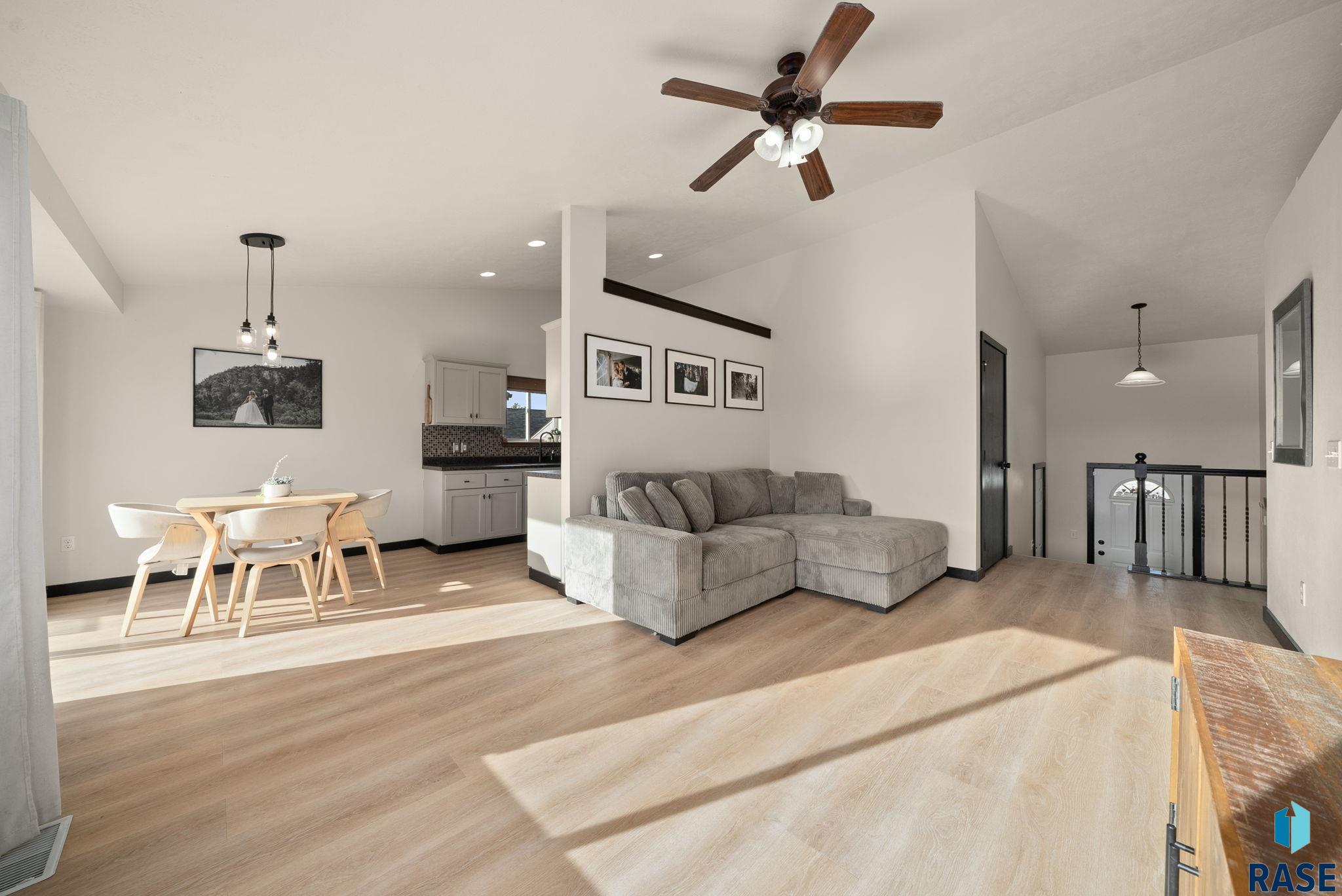 Sioux Falls, South Dakota 57106, United States, 3 Bedrooms Bedrooms, ,2 BathroomsBathrooms,Residential,Pending,213695