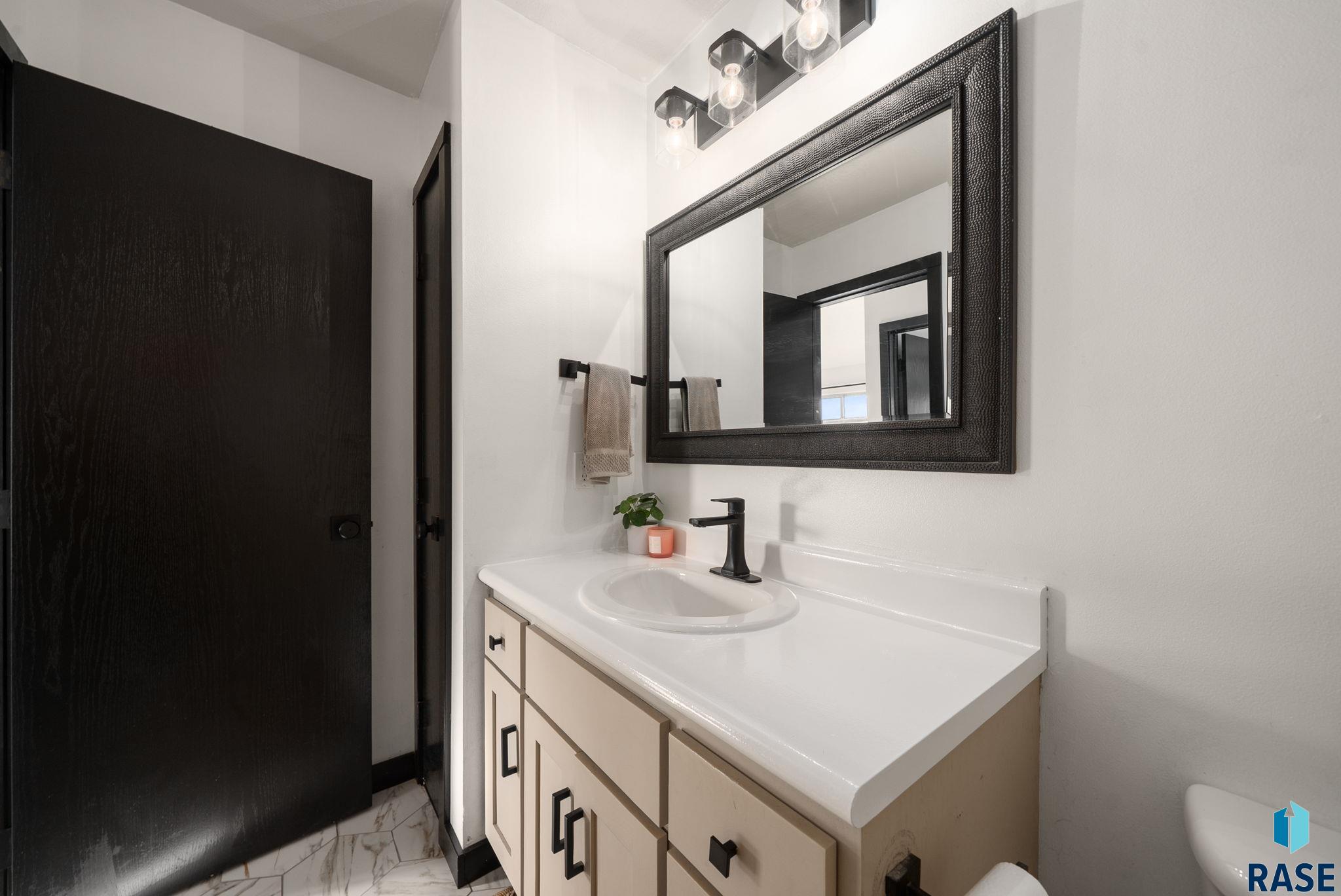 Sioux Falls, South Dakota 57106, United States, 3 Bedrooms Bedrooms, ,2 BathroomsBathrooms,Residential,Pending,213695