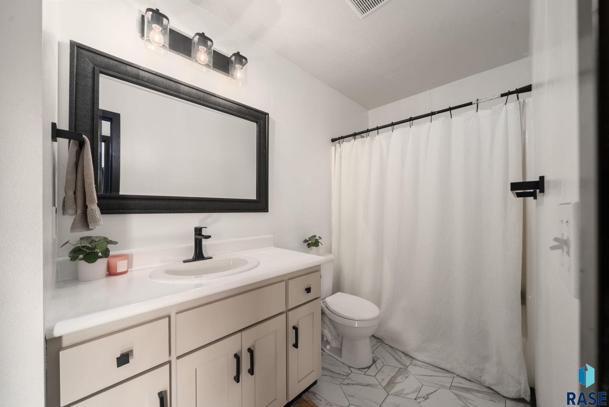 Sioux Falls, South Dakota 57106, United States, 3 Bedrooms Bedrooms, ,2 BathroomsBathrooms,Residential,Pending,213695