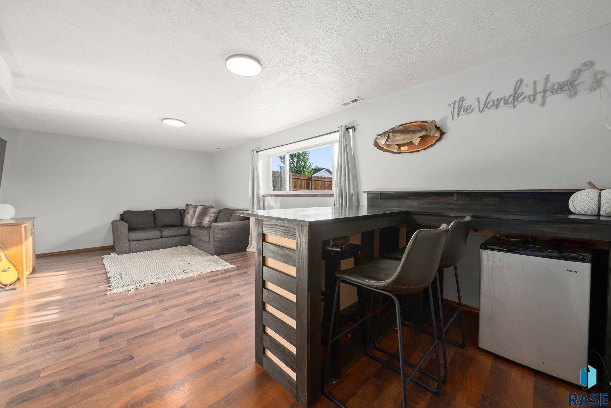 Sioux Falls, South Dakota 57106, United States, 3 Bedrooms Bedrooms, ,2 BathroomsBathrooms,Residential,Pending,213695