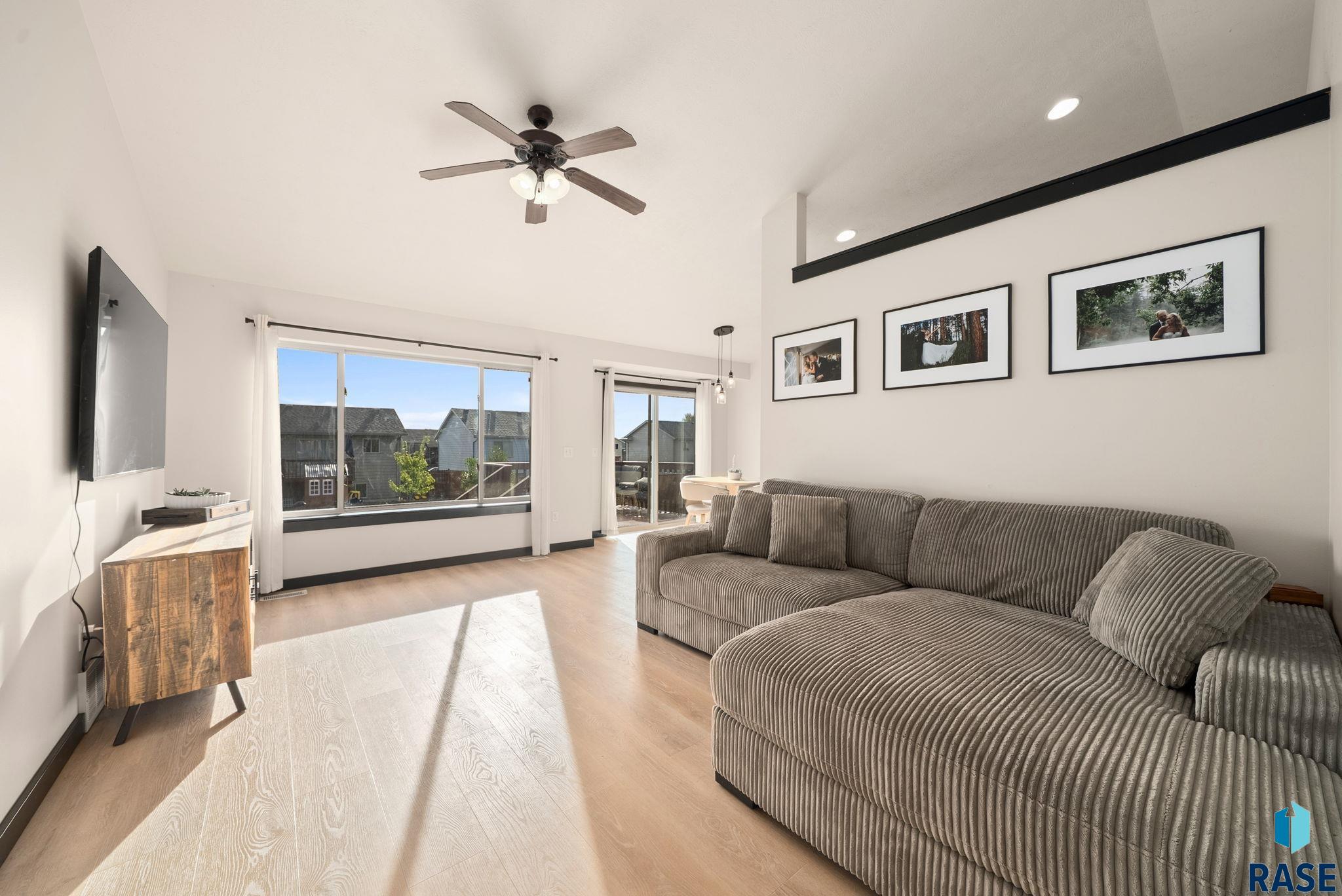 Sioux Falls, South Dakota 57106, United States, 3 Bedrooms Bedrooms, ,2 BathroomsBathrooms,Residential,Pending,213695