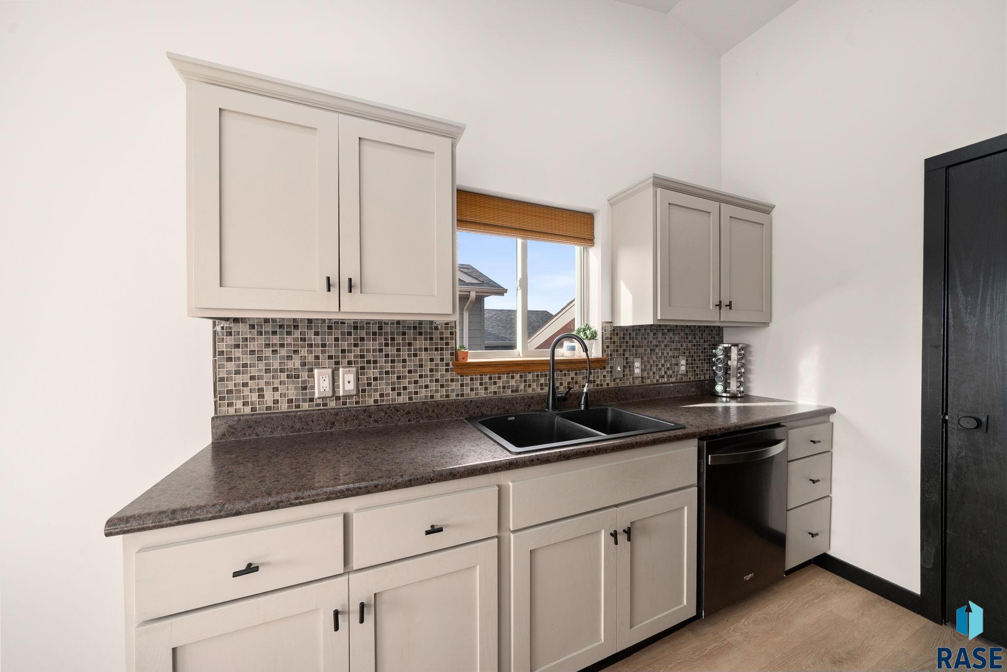 Sioux Falls, South Dakota 57106, United States, 3 Bedrooms Bedrooms, ,2 BathroomsBathrooms,Residential,Pending,213695