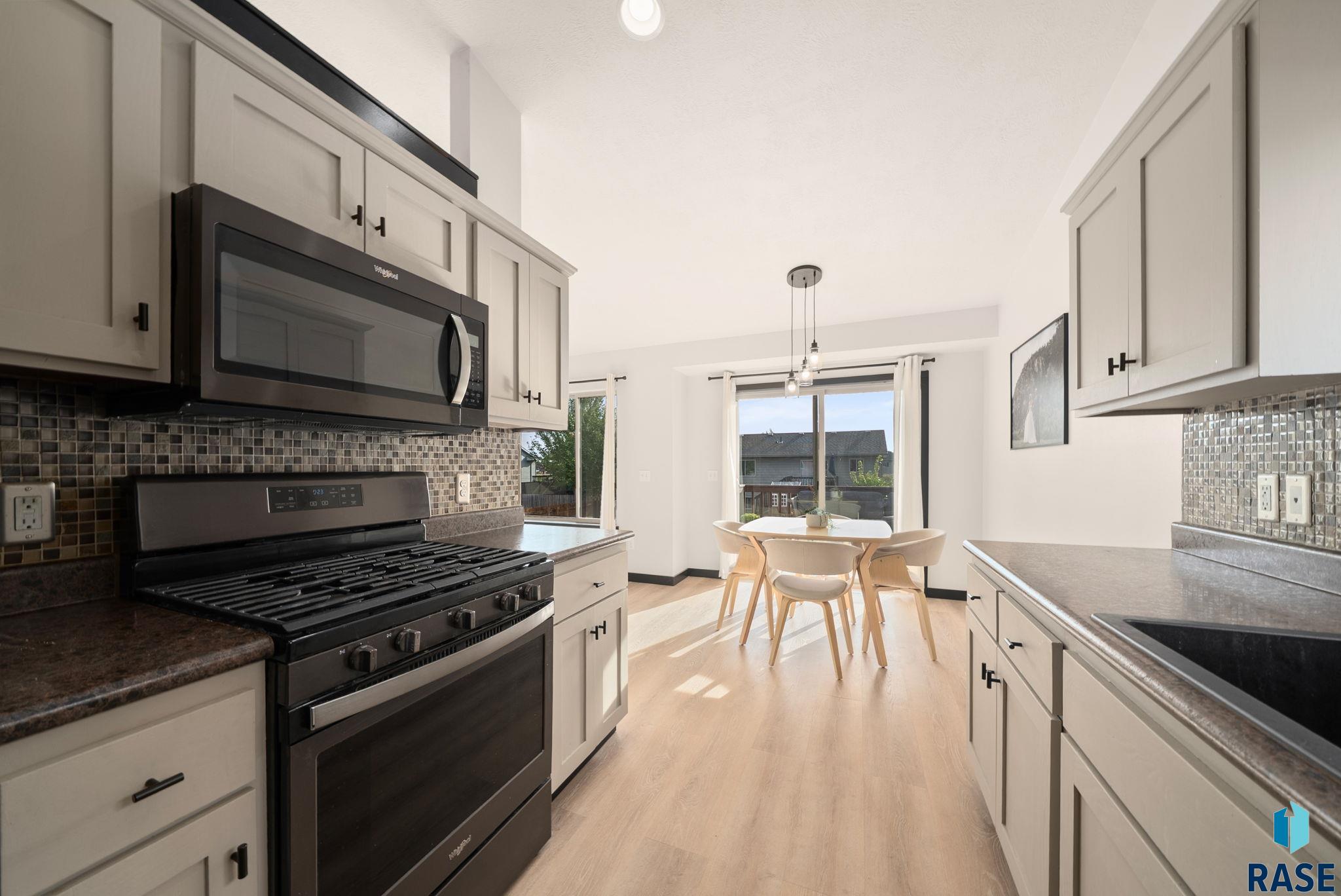 Sioux Falls, South Dakota 57106, United States, 3 Bedrooms Bedrooms, ,2 BathroomsBathrooms,Residential,Pending,213695