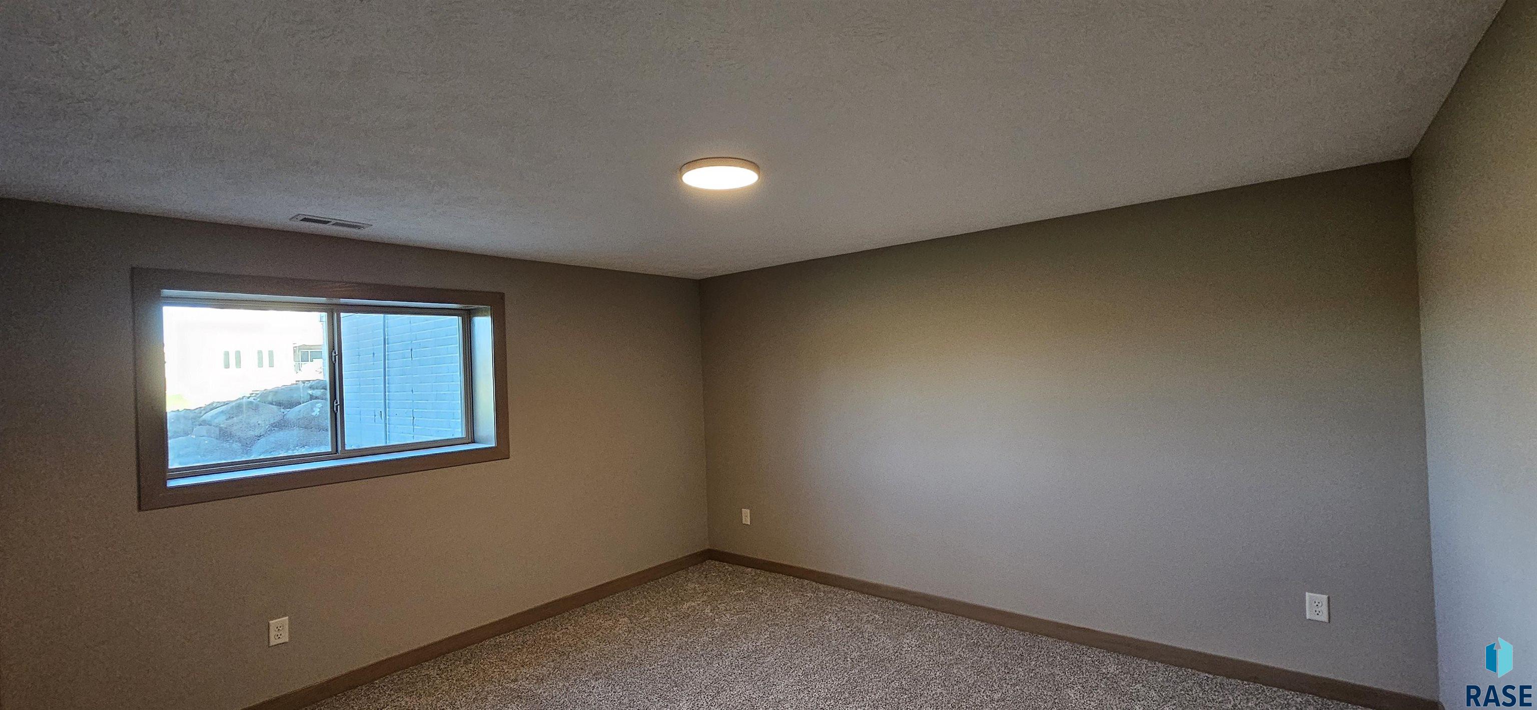2401 E Joshua Cir Circle, Sioux Falls, South Dakota image 12
