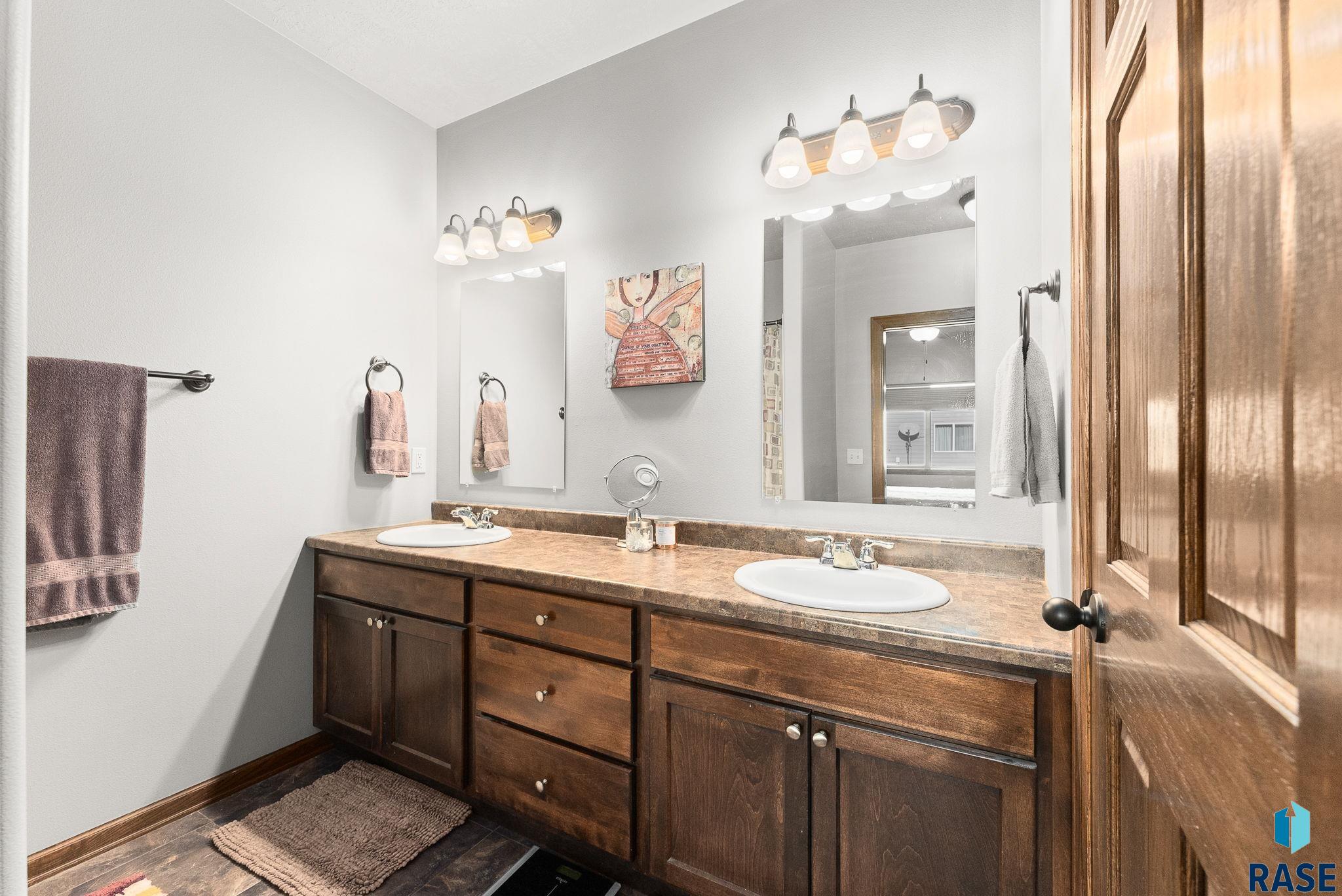 Sioux Falls, South Dakota 57108, United States, 4 Bedrooms Bedrooms, ,2 BathroomsBathrooms,Residential,Contingent,21728