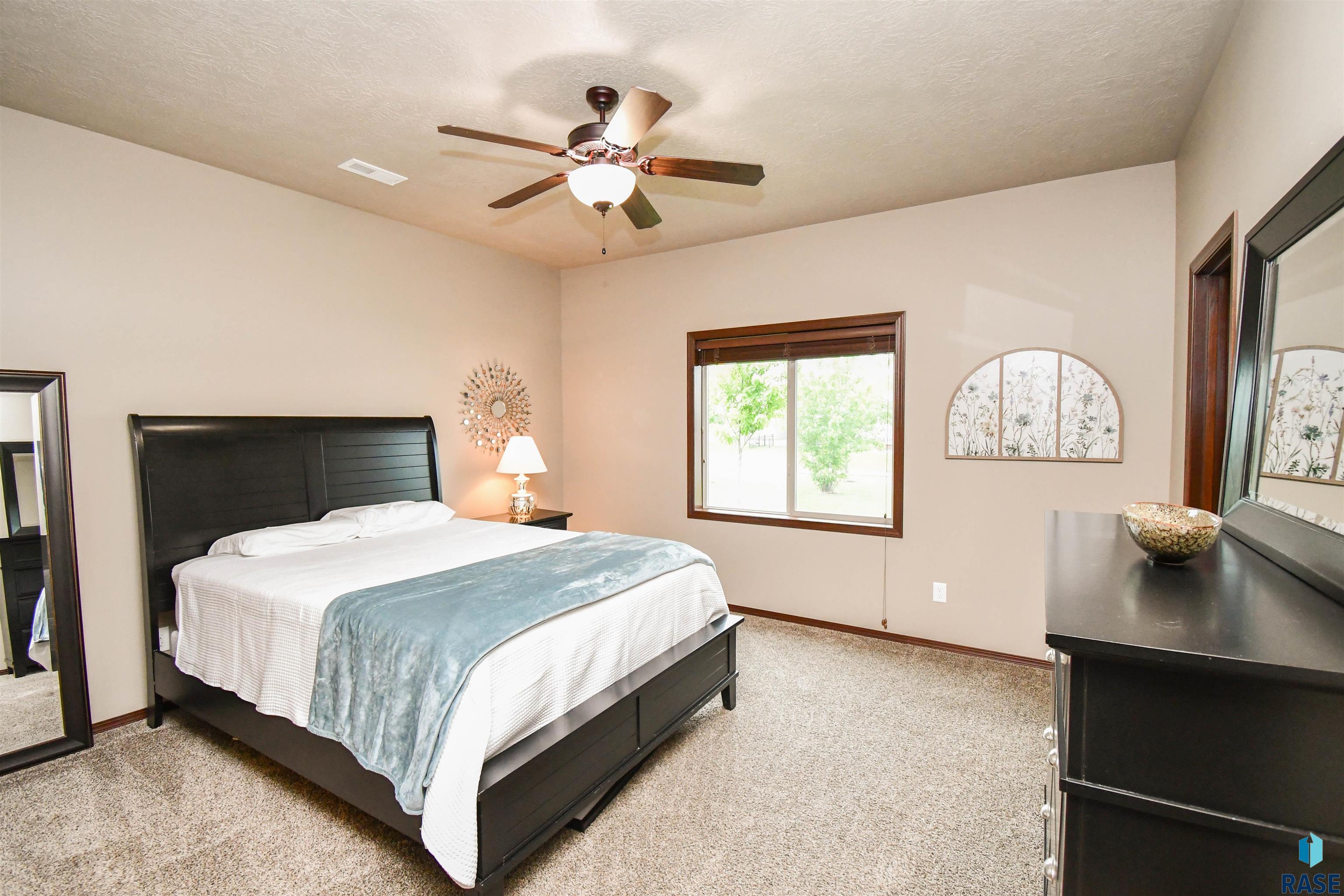 5411 S Ledgestone Pl Place, Sioux Falls, South Dakota image 8