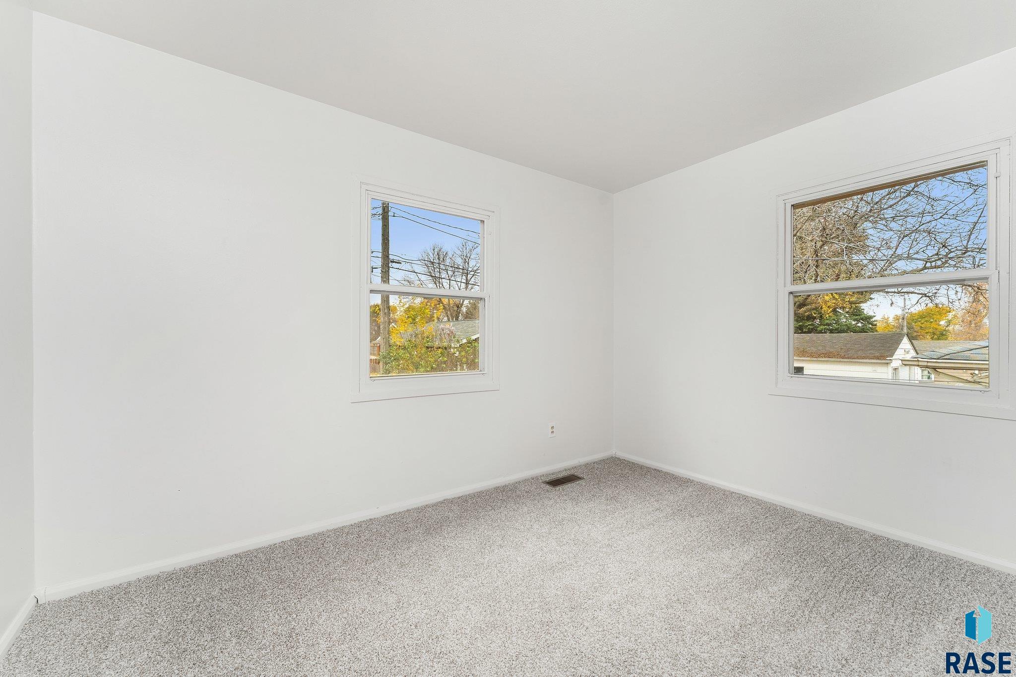 2413 E 18th St Street, Sioux Falls, New Jersey image 6