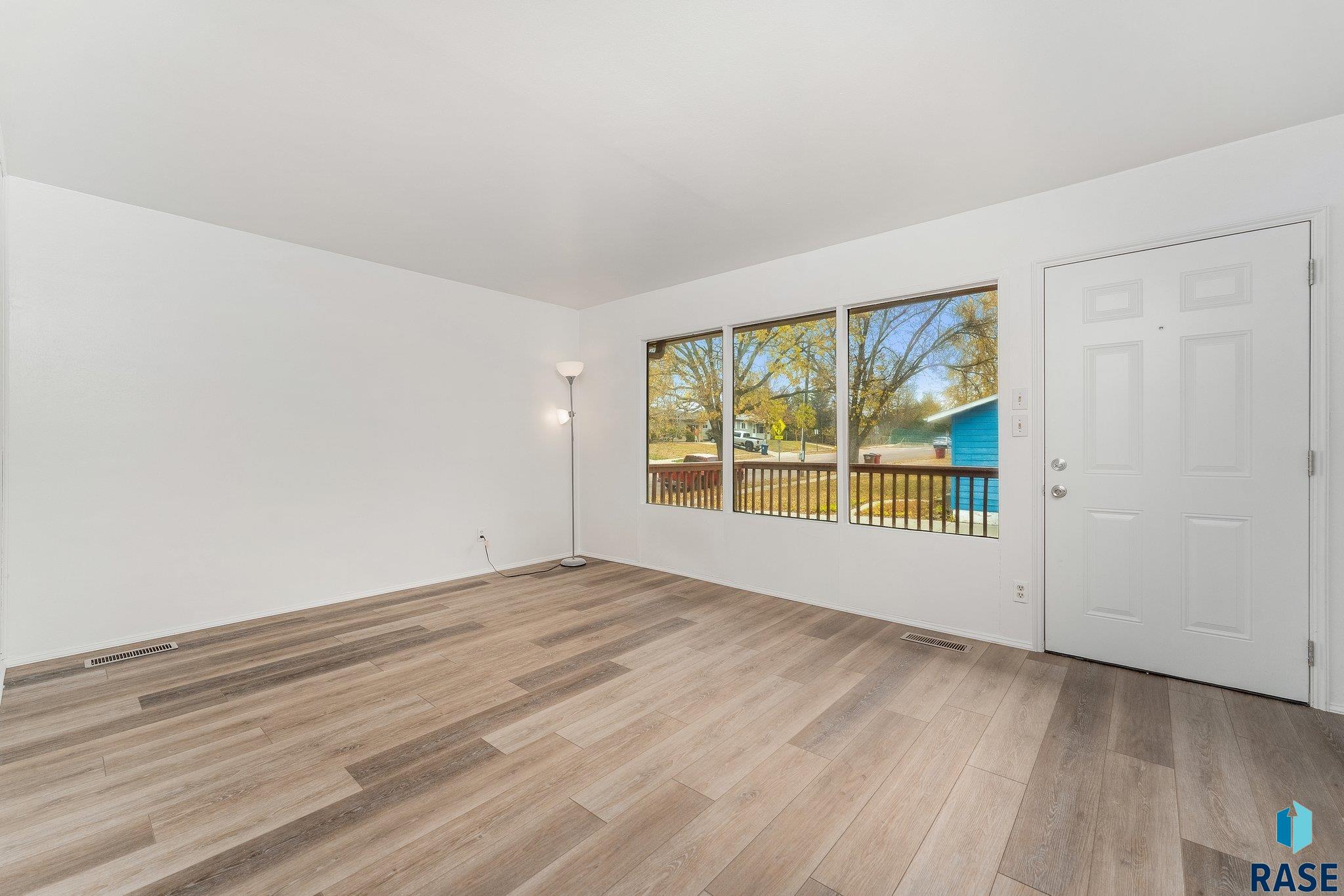 2413 E 18th St Street, Sioux Falls, New Jersey image 2