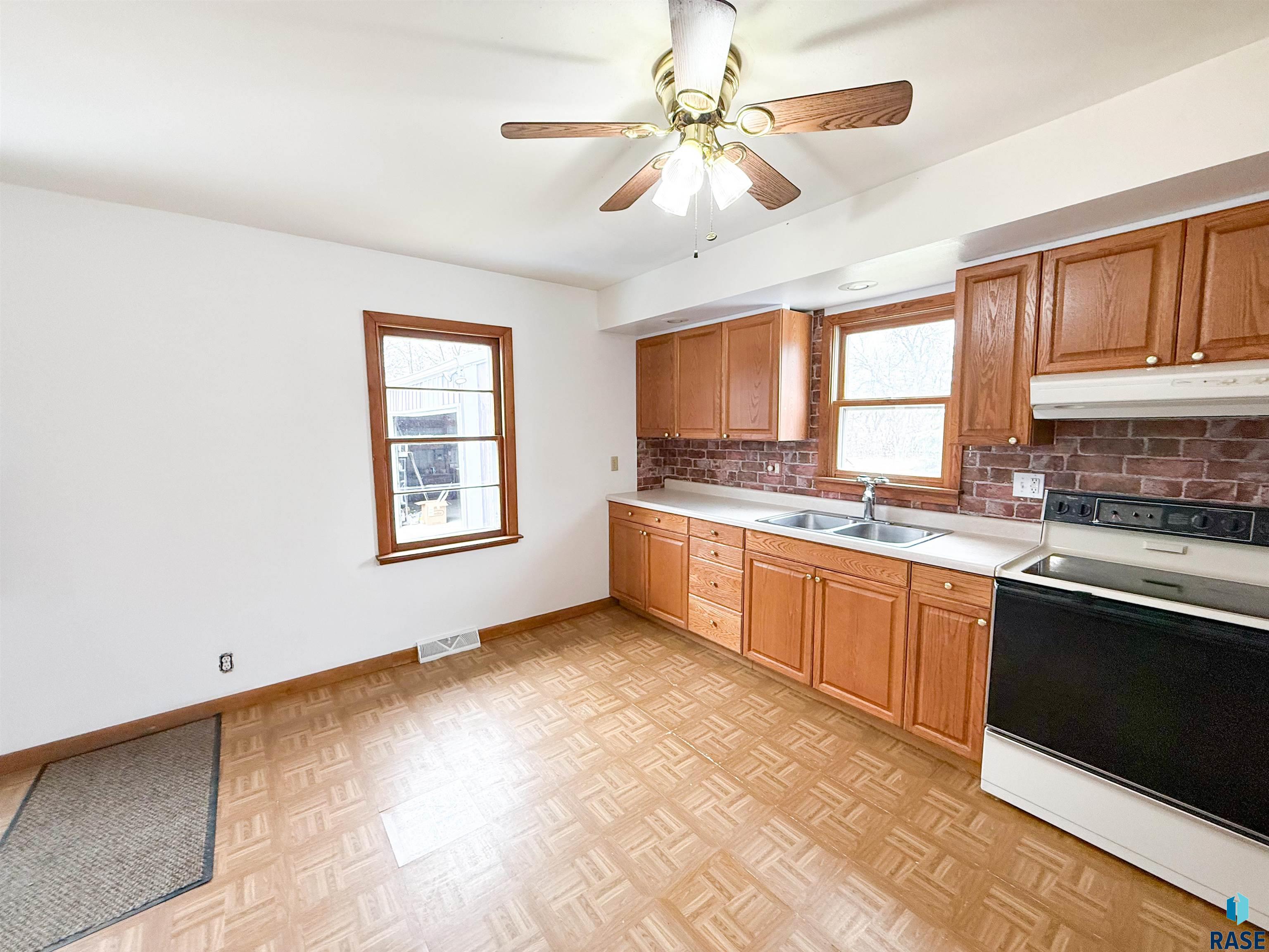 100 E James St Street, Oldham, South Dakota image 9