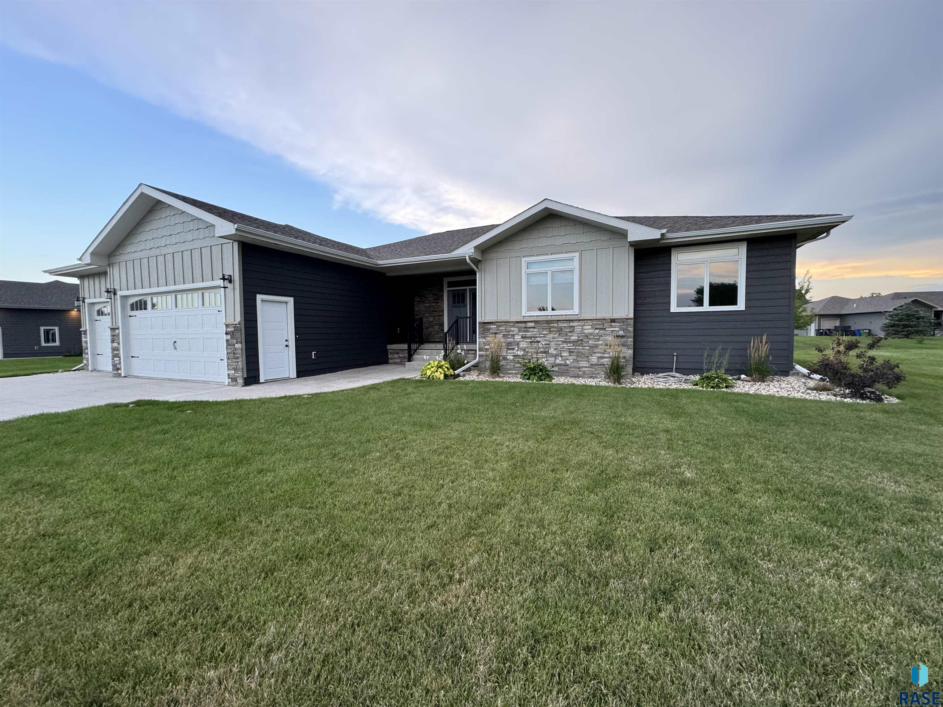 2201 Dean Dr Drive, Mitchell, South Dakota image 1