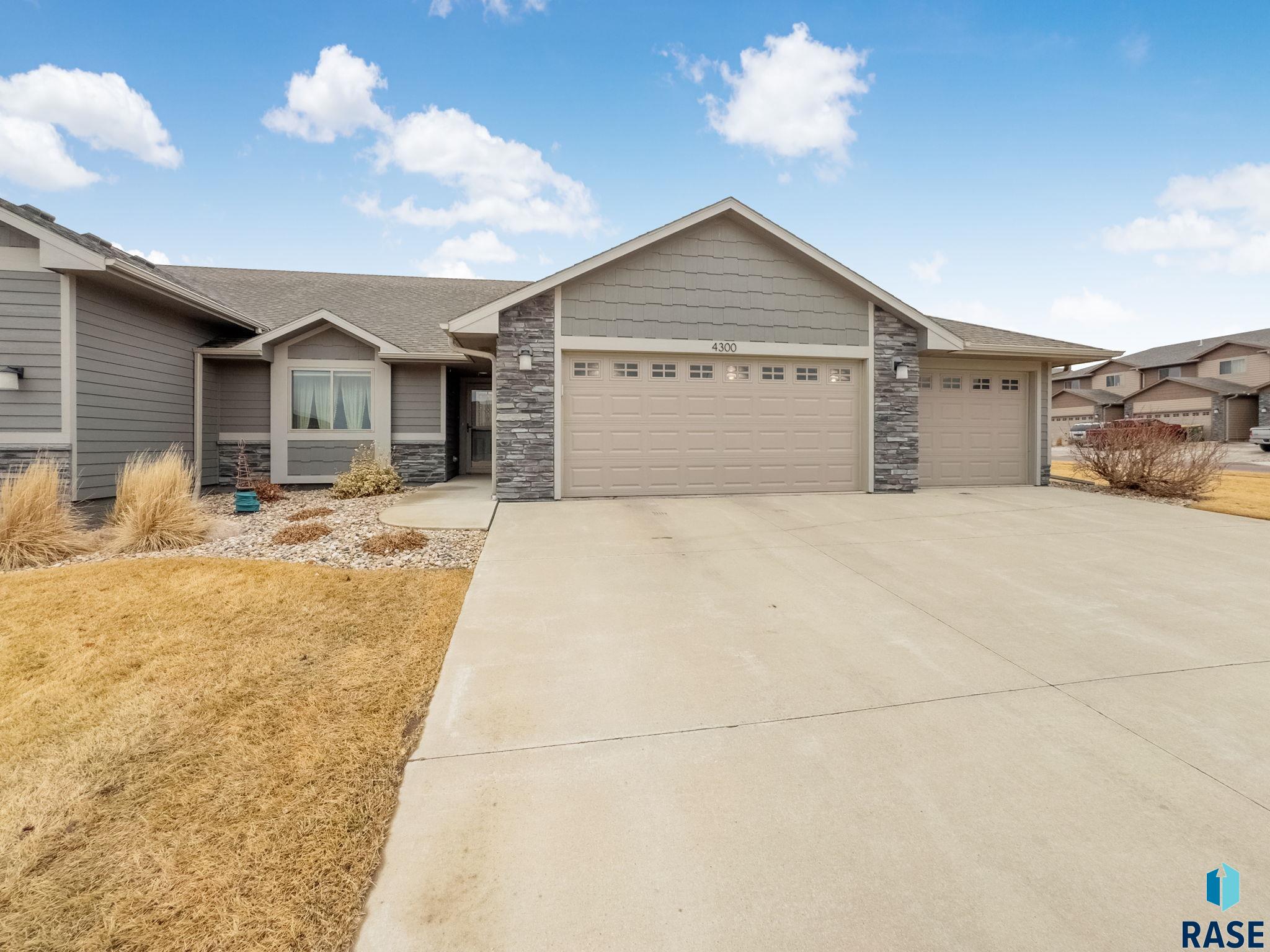 4300 Knob Hill Ct Court, Sioux Falls, South Dakota image 1