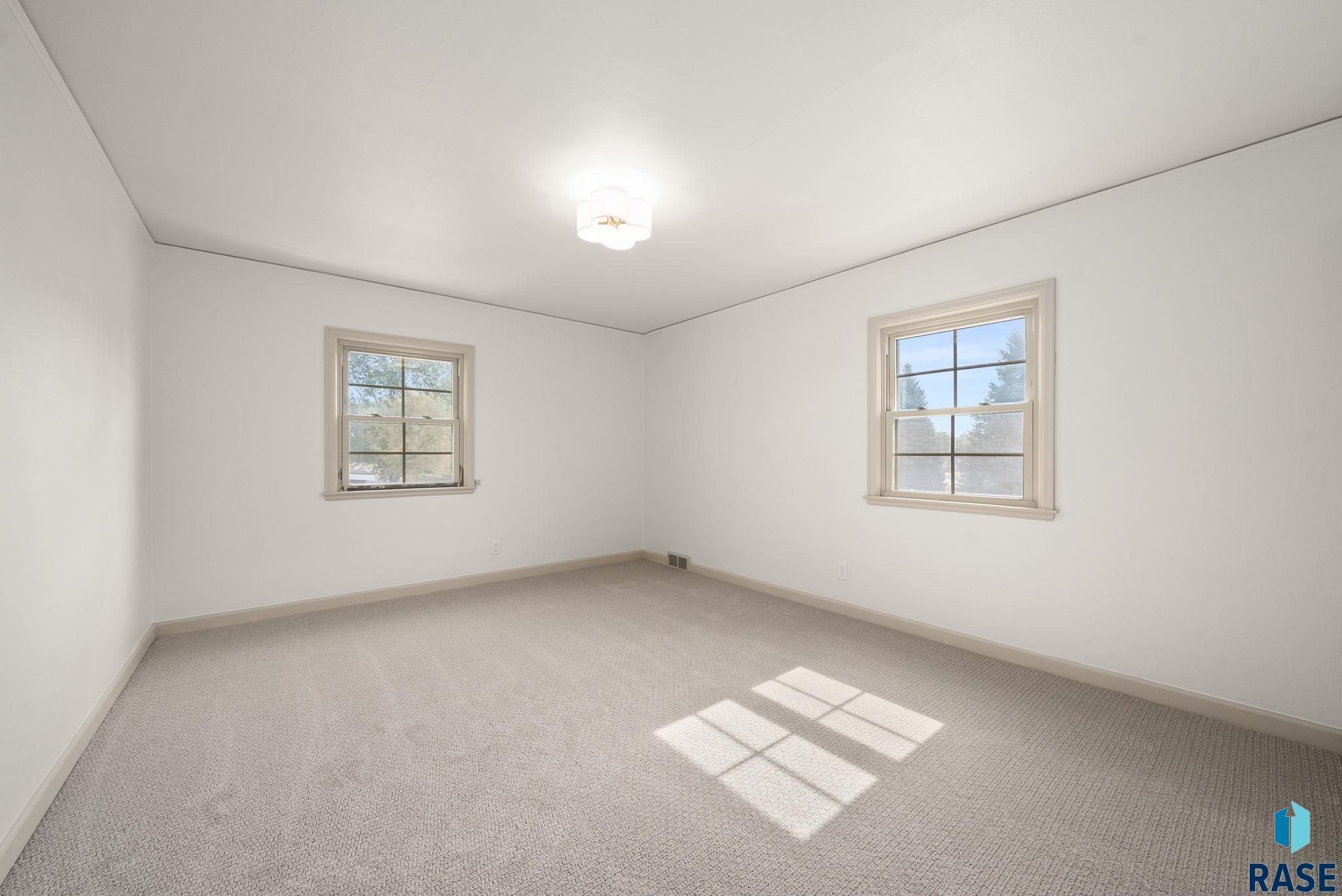 Sioux Falls, South Dakota 57104, United States, 3 Bedrooms Bedrooms, ,2 BathroomsBathrooms,Residential,Active,220706