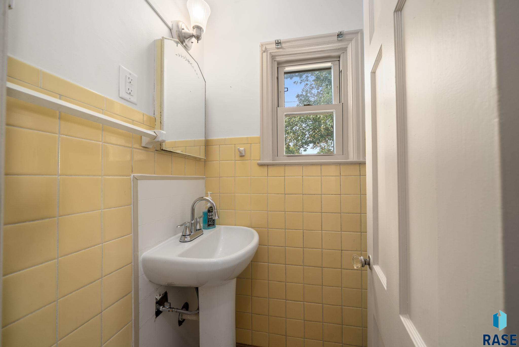 Sioux Falls, South Dakota 57104, United States, 3 Bedrooms Bedrooms, ,2 BathroomsBathrooms,Residential,Active,220706